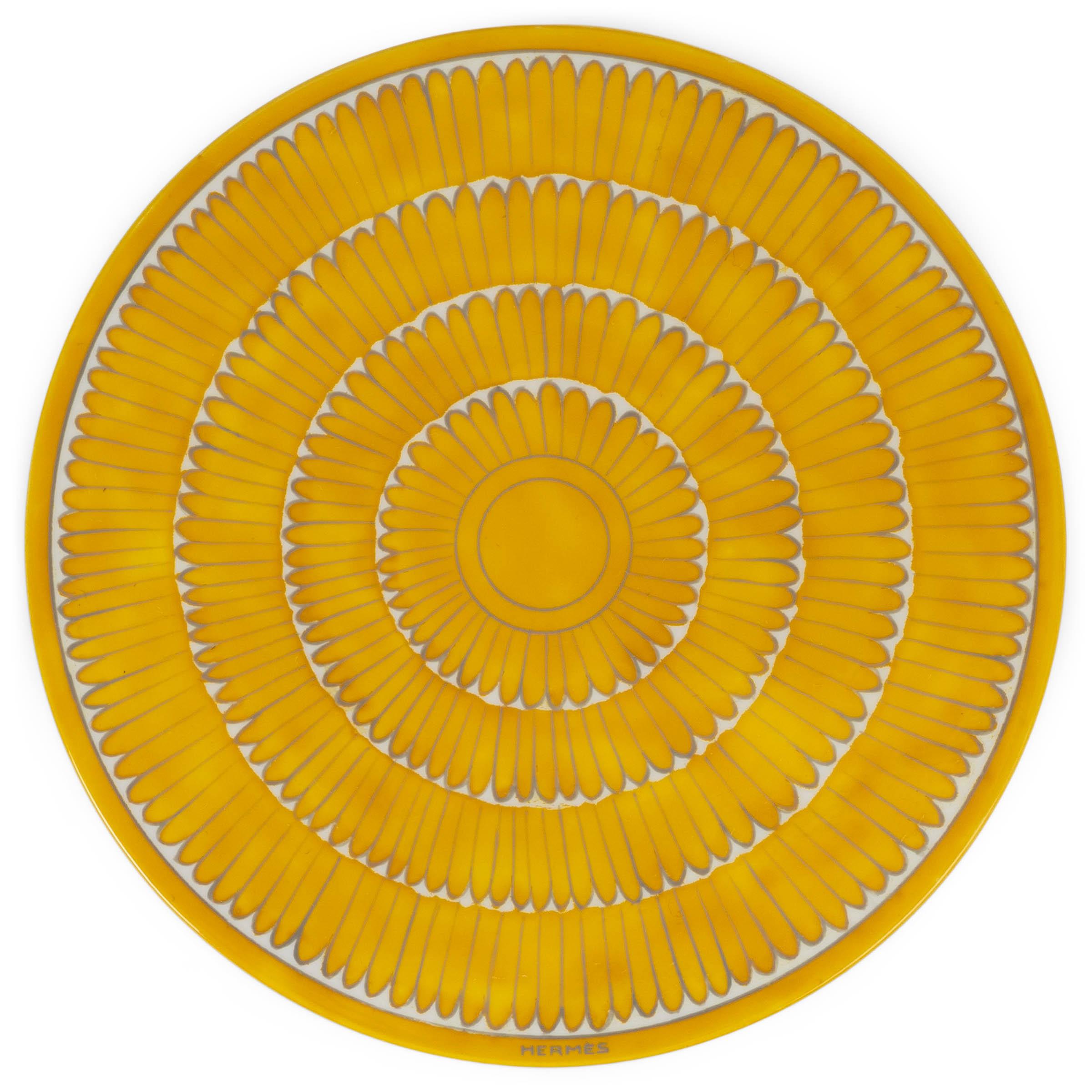 Dieses 100% authentische Hermès Kästchen ist aus handbemaltem, lackiertem Holz in Jaune d'Or mit dem Muster Soleil d'Hermès gefertigt. Das Design fängt die glühende Mittelmeersonne mit subtilen Gelbtönen ein, die durch anthrazitgraue Linien