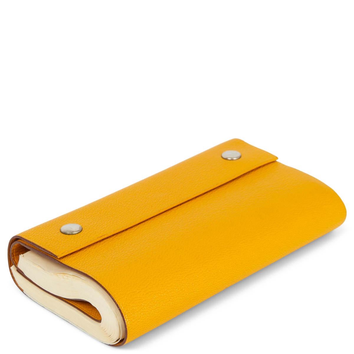 100% authentisches Hermès Cahier Roule Roll Notebook in Jaune (gelb) Chèvre Mysore Leder. Zeigt einige Stiftspuren auf der Rückseite. Insgesamt in gutem Zustand. Wird mit Staubbeutel geliefert. 

Messungen
Breite	13cm (5.1in)
Höhe	8cm