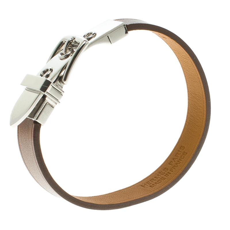 Ace the accessory game when you adorn your wrist with this stunner of a bracelet from Hermes. The piece is from their Java 10 collection and it has been crafted from calfskin leather and designed with a palladium plated buckle. This bracelet is