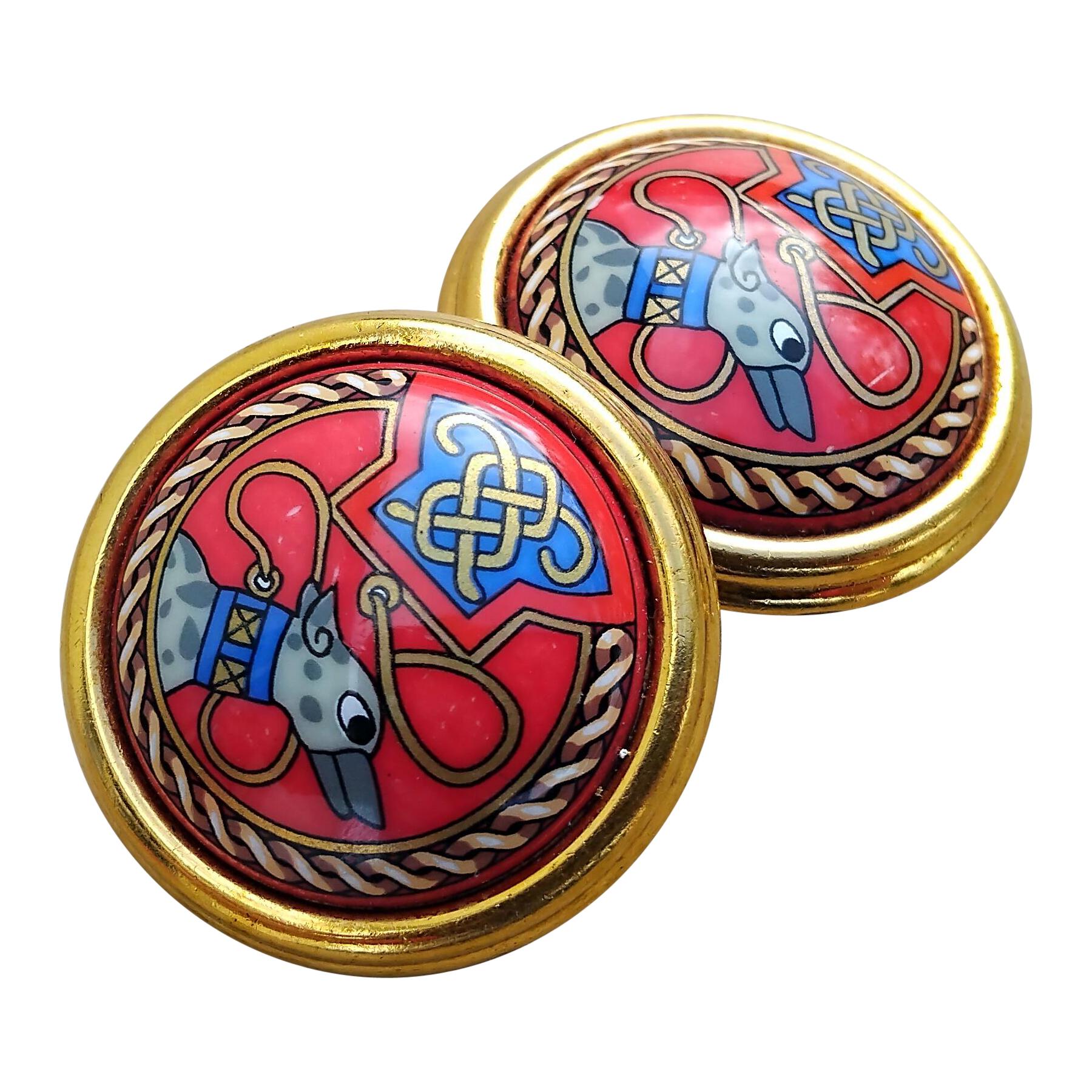 Beautiful Authentic Hermès Matching Set

Includes a bracelet and two earrings

Print: Lévriers (Greyhound dogs) 

Rare and hard to find !

Clip-on earrings, for both pierced and non-pierced ears

Made of printed enamel and yellow gold plated