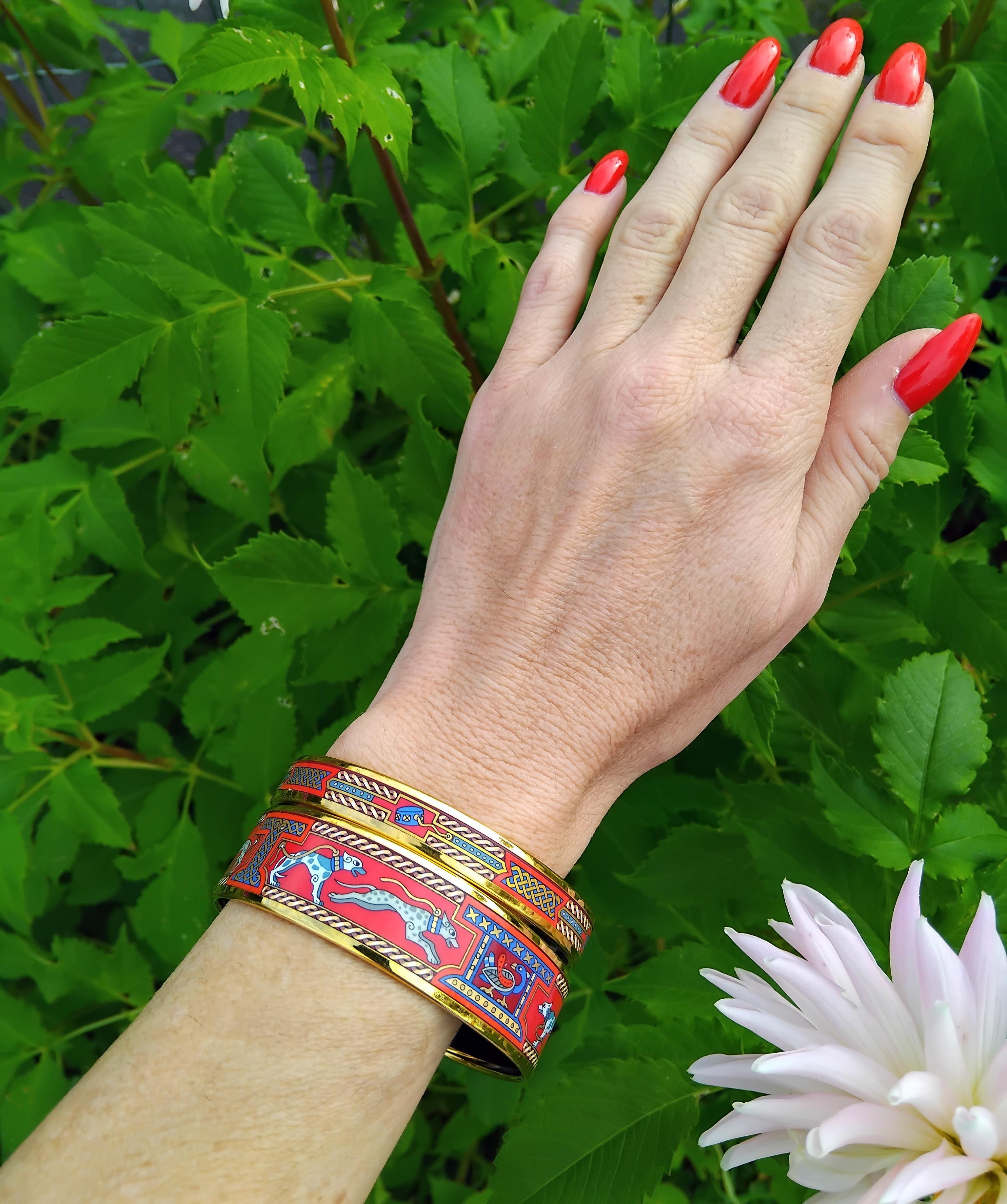 Magnifique ensemble de 2 bracelets et 2 boucles d'oreilles Hermès authentiques

Il est extrêmement rare de trouver un ensemble complet avec la même couleur et la même finition métallique en bon état.

Imprimer : Lévriers (chiens lévriers) 

Boucles