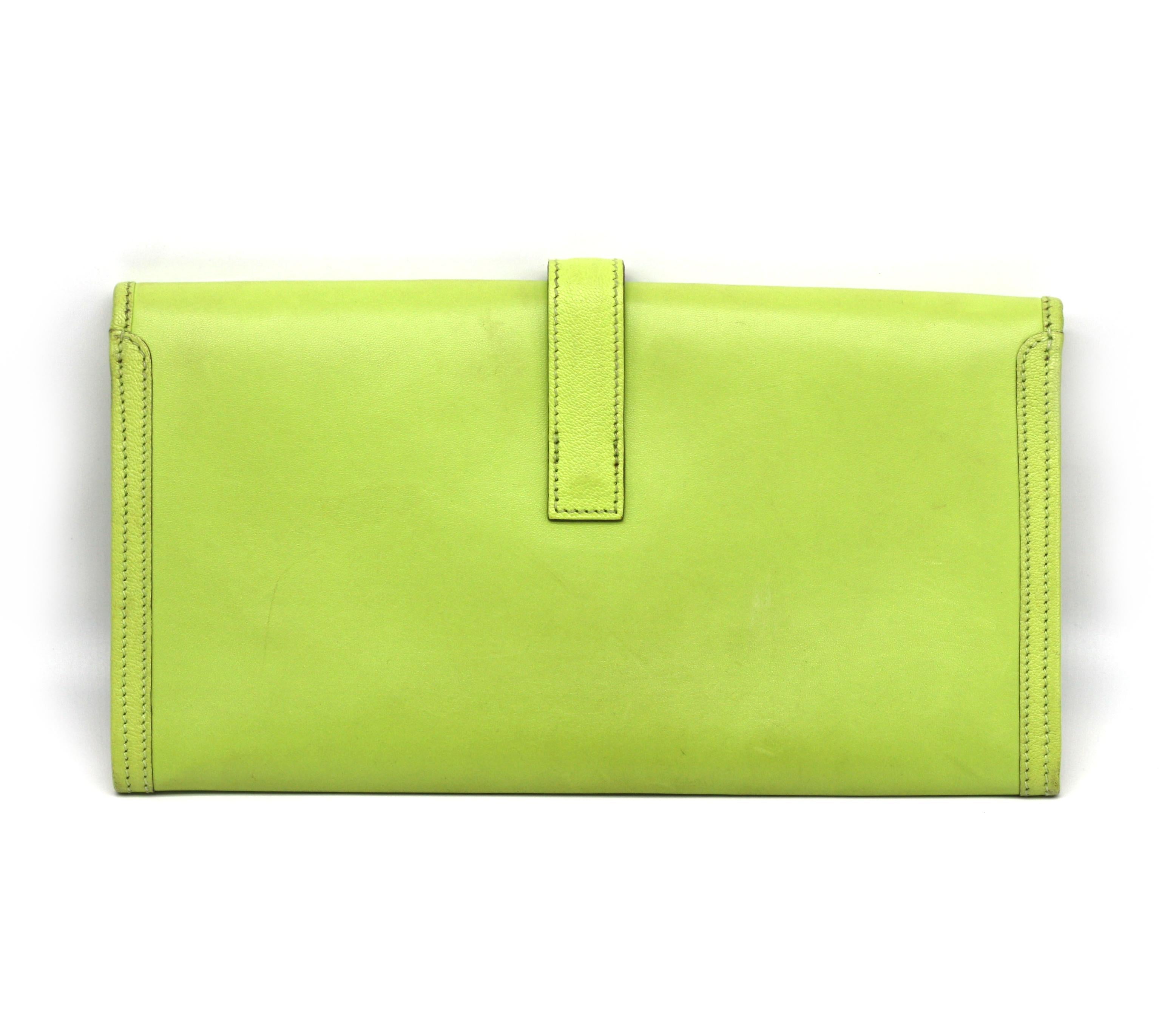 Hermès Limonengrünes Swift Leder Jige Élan Clutch

Diese Jige Élan Clutch von Hermès ist ein auffälliges Statement dezenter Eleganz. Sie ist aus leuchtend lindgrünem Swiftleder gefertigt, das für seine weiche, glatte Textur und seinen luxuriösen