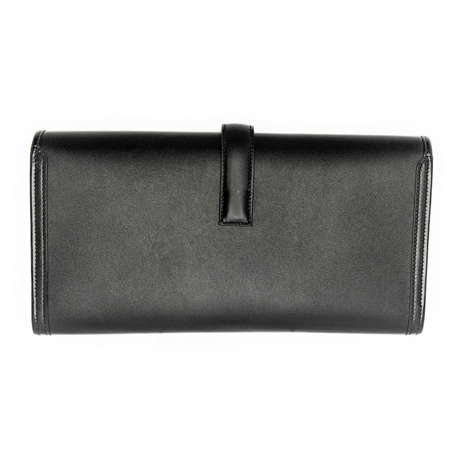This gorgeous Hermès Jige Elan 29 Noir Swift Leather Clutch is the most elegant way to organize your essentials like your cash, currency, credit cards and is great for a night out. It features gorgeous Swift leather in a stunning black color with a