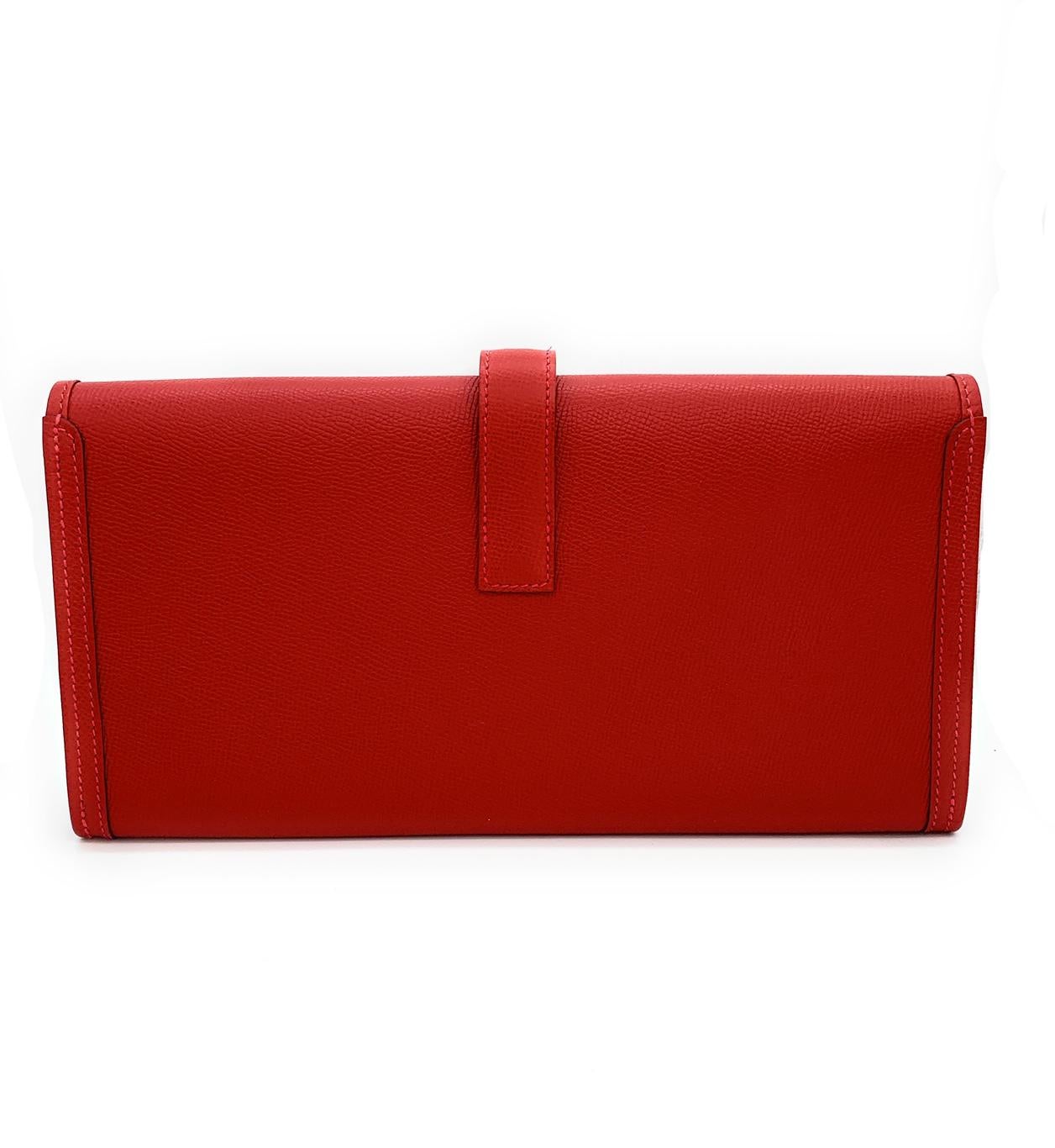 This gorgeous Hermès Jige Elan 29 Red Epsom Leather Clutch is the most elegant way to organize your essentials like your cash, currency, credit cards and is great for a night out. It features gorgeous Swift leather in a stunning Rouge color with a