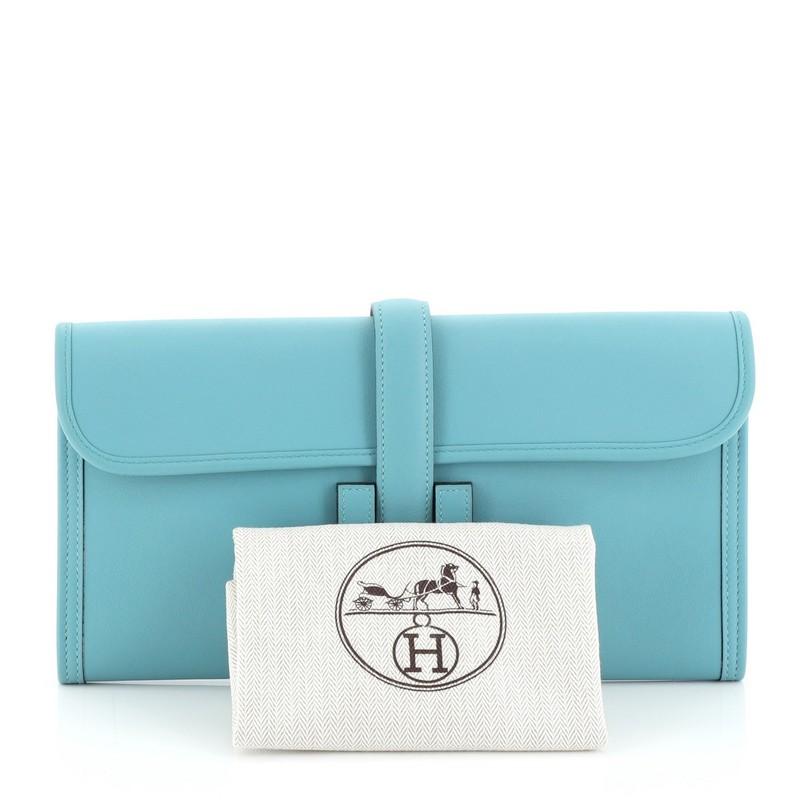 This Hermes Jige Elan Clutch Swift 29, crafted in Bleu Saint Cyr blue Swift leather, features a cross-over flap and strap that tucks under the logo “H”. It opens to a Bleu Saint Cyr blue Swift leather interior. Date stamp reads: T (2015).