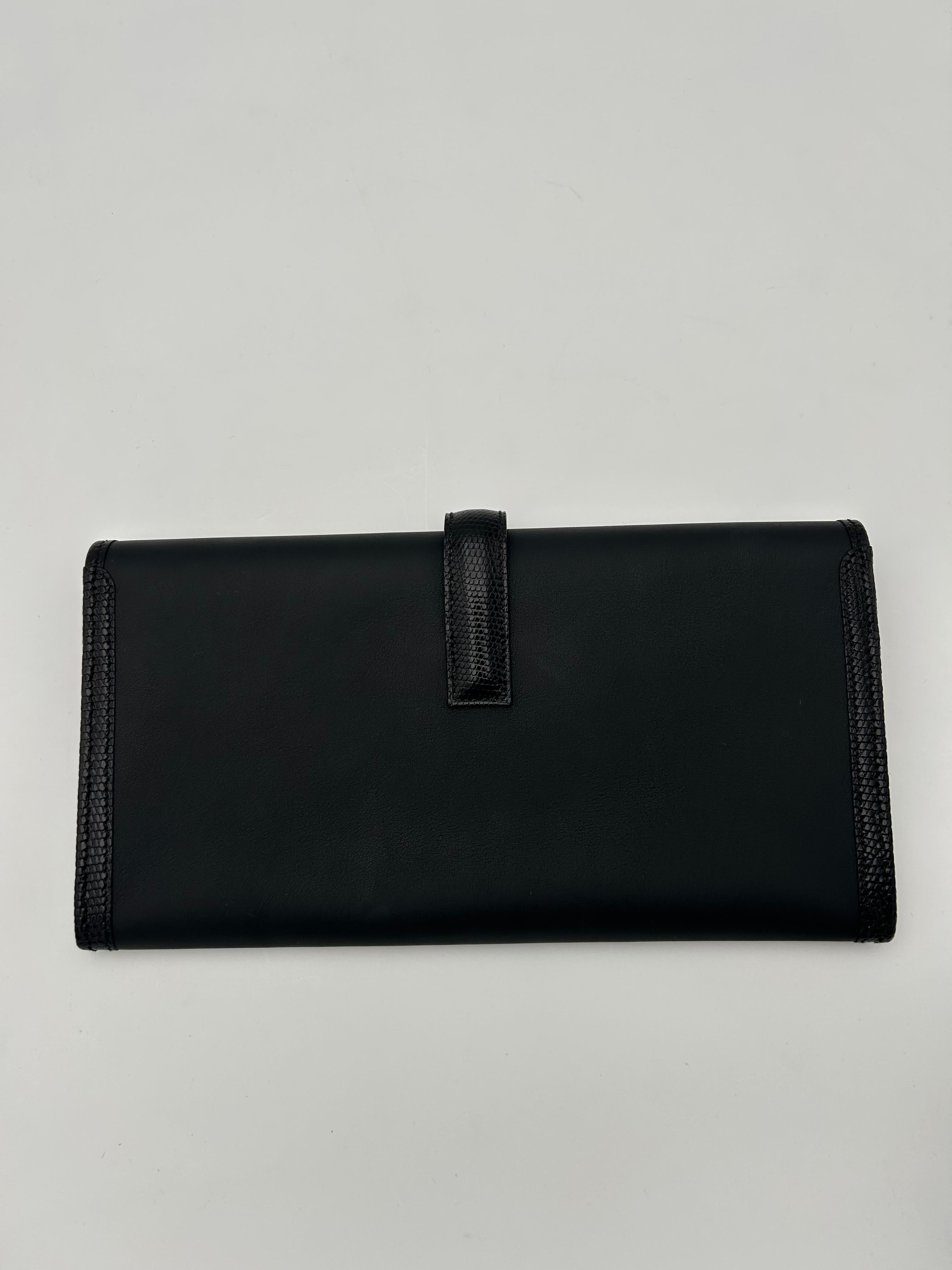 The Hermès Jige Elan Clutch in Swift with Lizard is an exquisite example of the brand’s timeless craftsmanship and elegant design. The Hermès Jige Elan Clutch in Swift with Lizard is an exquisite example of the brand’s timeless craftsmanship and