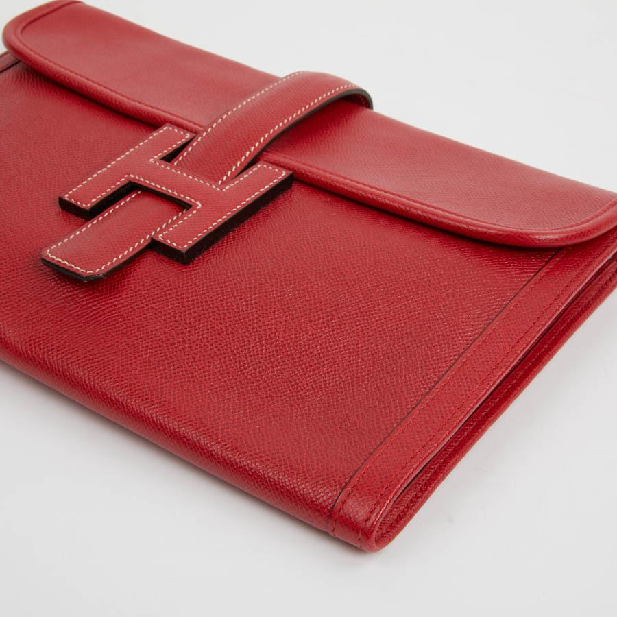 HERMES Jige Grained Courchevel Red Leather Clutch In Good Condition In Paris, FR