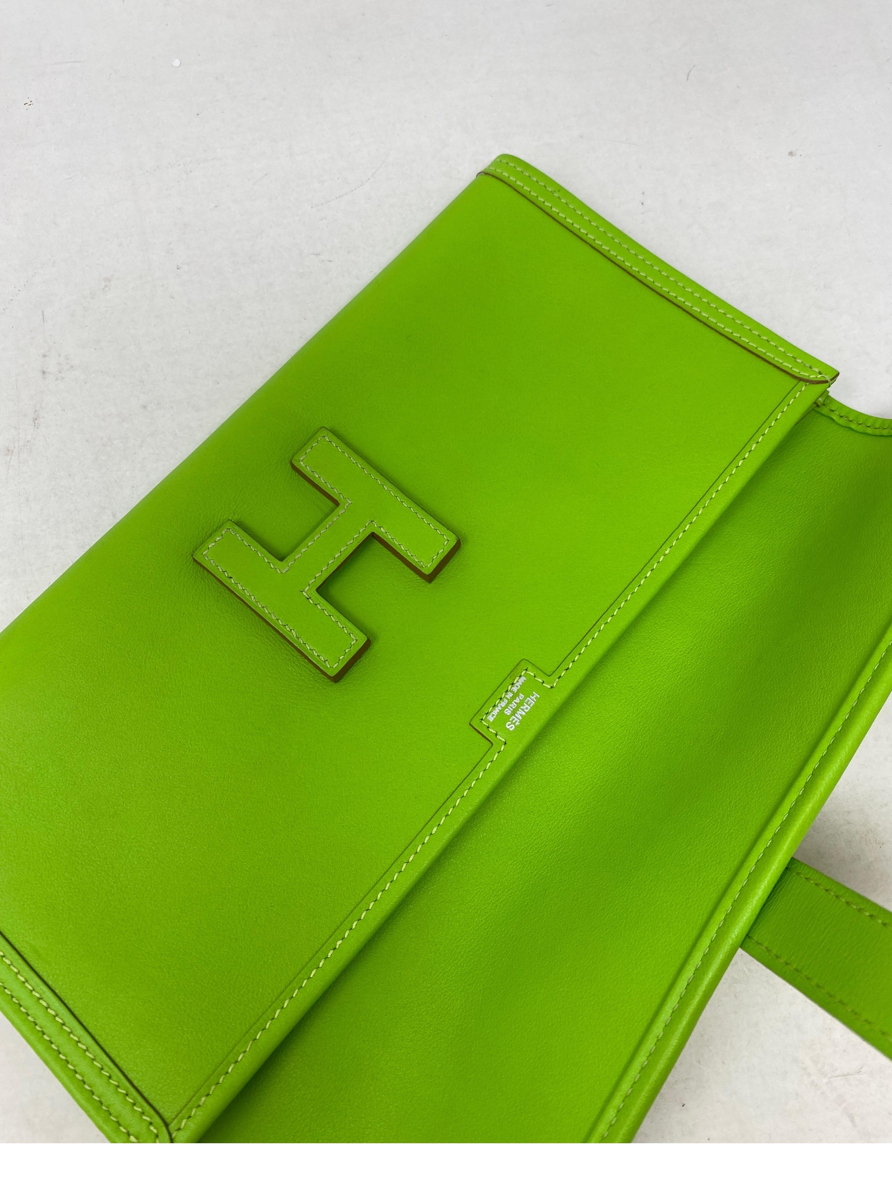 Hermes Jige Lime Green Clutch  In Good Condition In Athens, GA