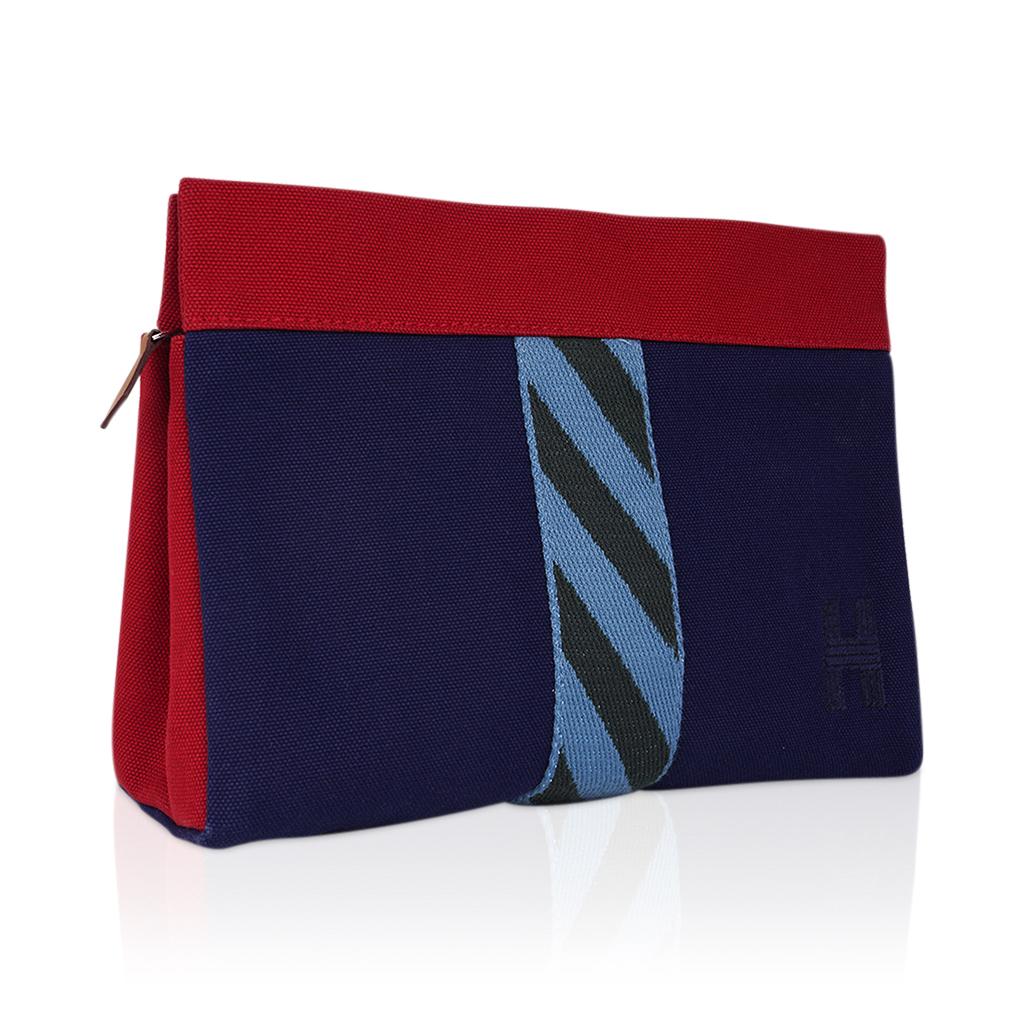 Mightychic offers an Hermes Jimetou Jumping Toiletry case featured in Navy and Red canvas.
Blue and Black central band takes inspiration from horse jumping bars.
Small Model Cotton with water-repellent polyester lining.
Top zip with leather pull.
3