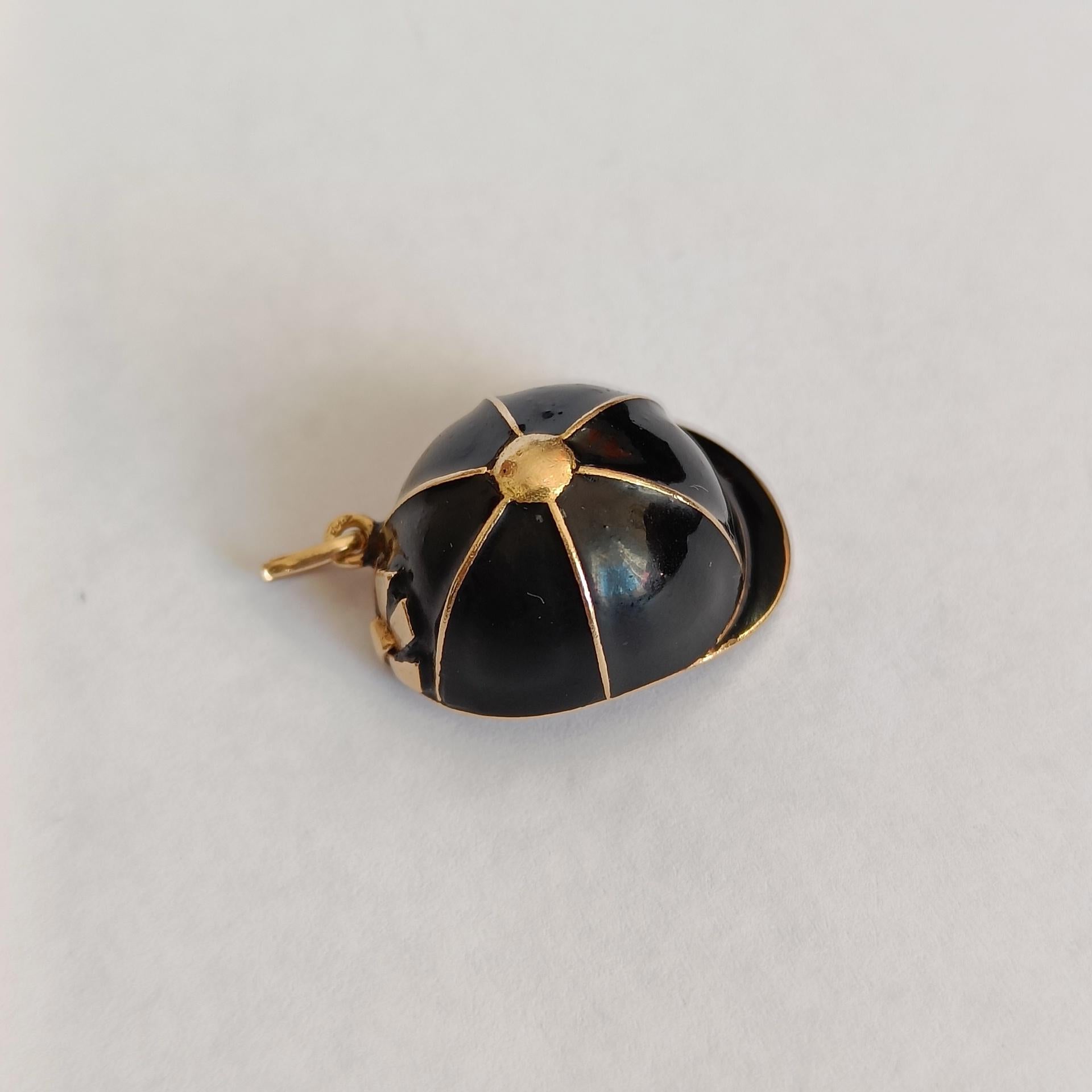 Rare vintage charm / pendant by Hermes. 18k yellow gold (tested) and black enamel. 

Signed Hermes Paris and numered 24/27. Some indistinct marks.

Good condition.

Length 2.1 cm
Weight 3.8 grams
