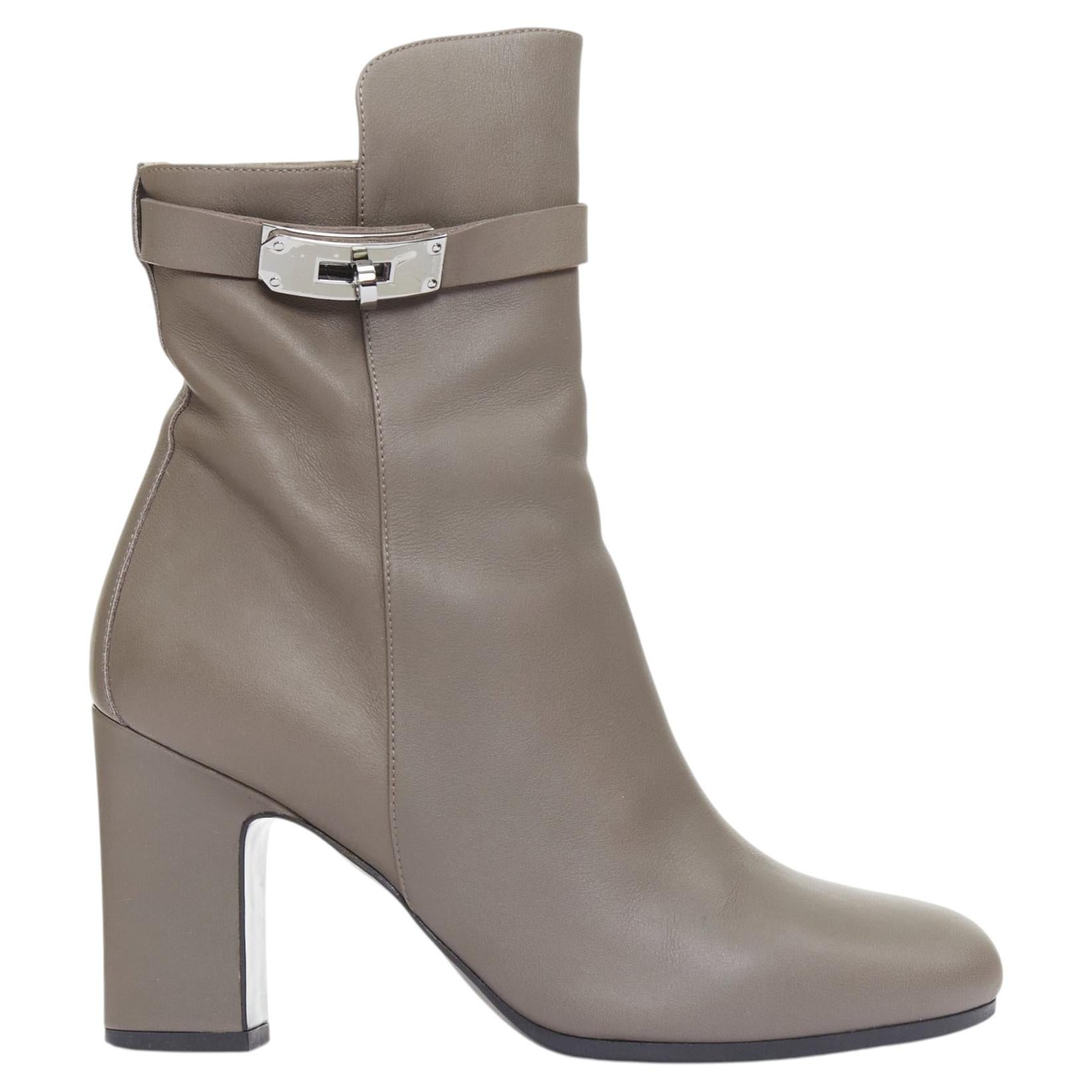 HERMES Joueuse Kelly Buckle – graue Stiefeletten mit silbernem Drehverschluss und Absatz