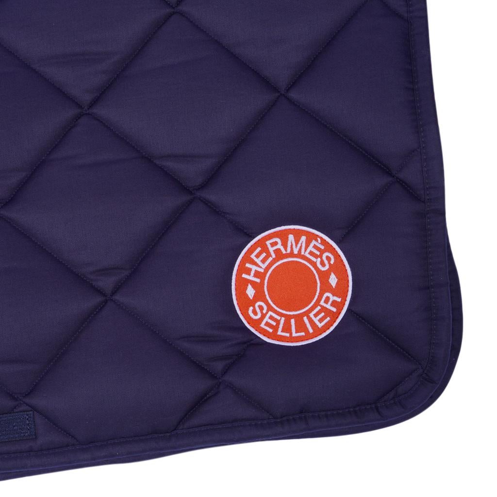 Guaranteed authentic Hermes Jump General Purpose Saddle Pad featured in Navy.
The pad is quilted with waterproof outer fabric.
Lightweight and ergonomic.
Round Orange and White Hermes Clou de Selle Patch.
Honey comb inner fabric for quick drying and