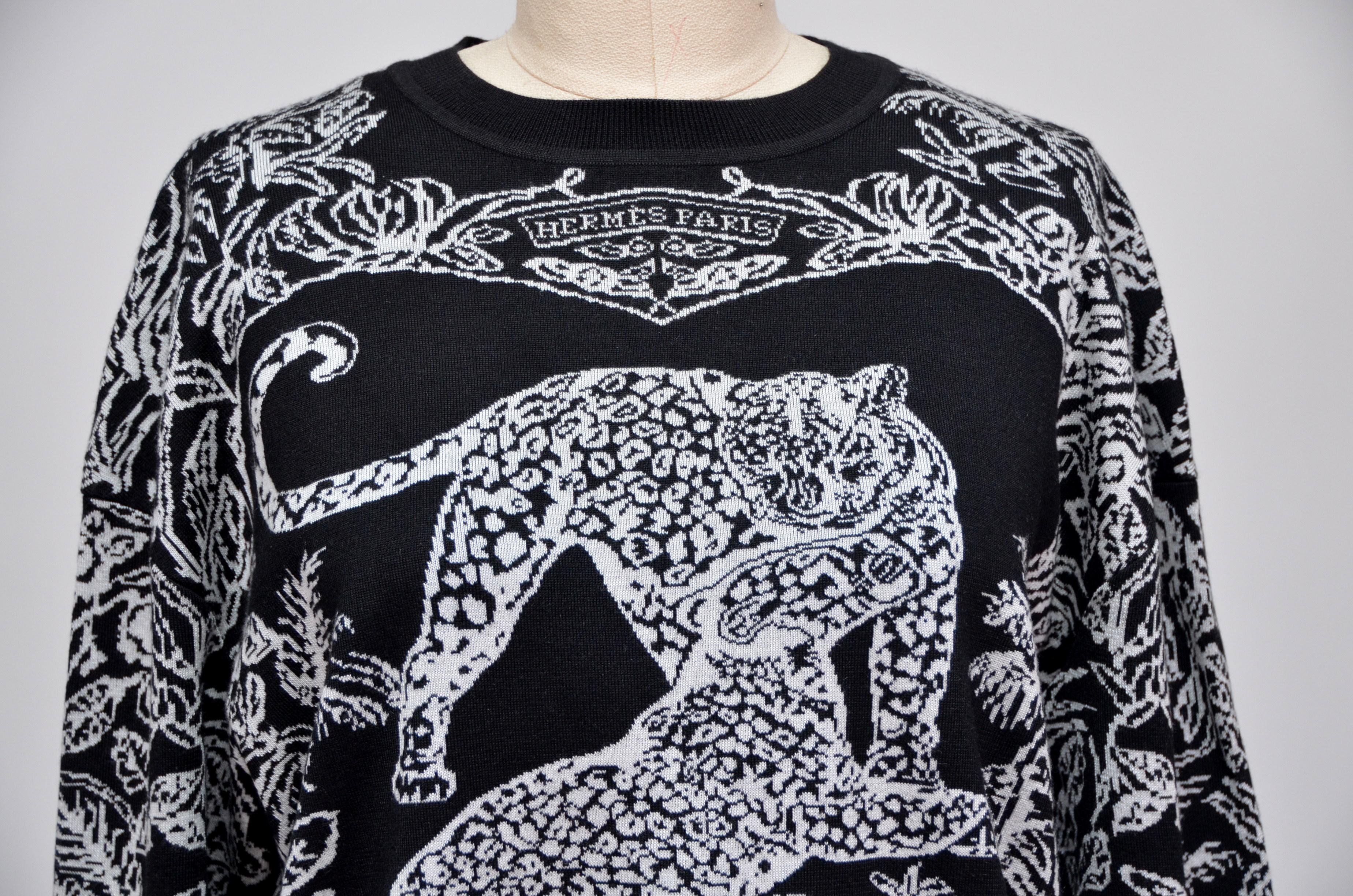 Garantie d'authenticité Hermes Jungle Love Wide sweater featured  Noir et blanc. 
Le cachemire et la soie créent ce motif iconique. 
Le pull a des côtes aux poignets, aux hanches et au cou. 
Épaule tombante pour un style décontracté facile. 
Le