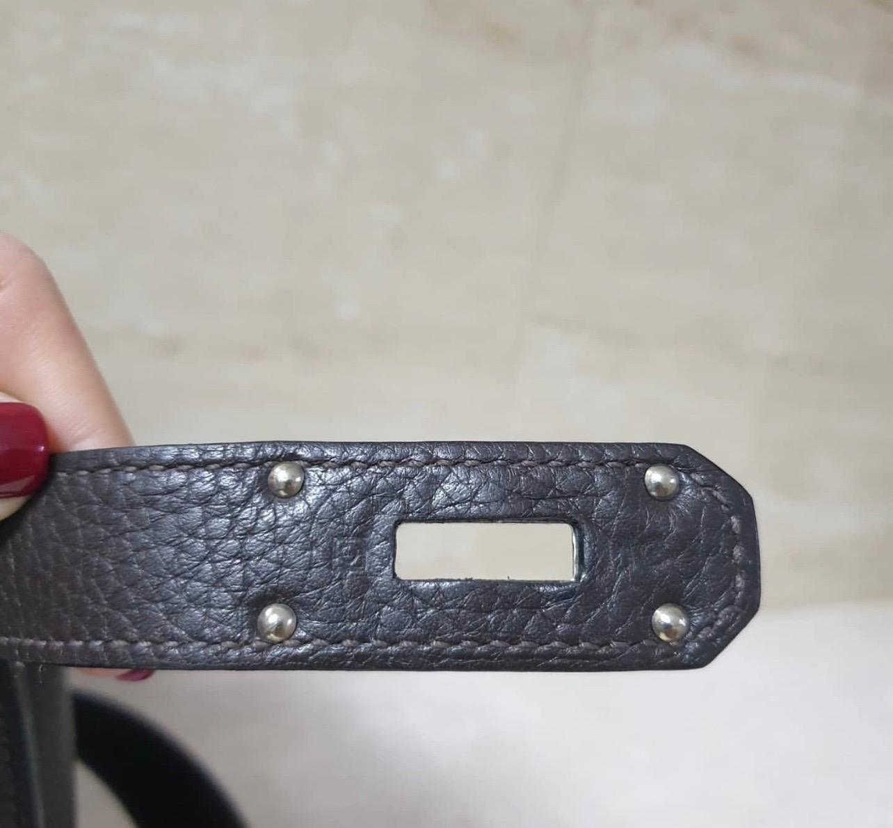 Hermes Jypsiere 34 Bag
Material : Leather
Length : 35 cm
Height : 30 cm
Width : 15 cm
Shoulder strap : 47 cm
Palladium HW
Very good condition.
No original packaging.
For buyers from EU we can provide shipping from Poland. Please demand if you need.
