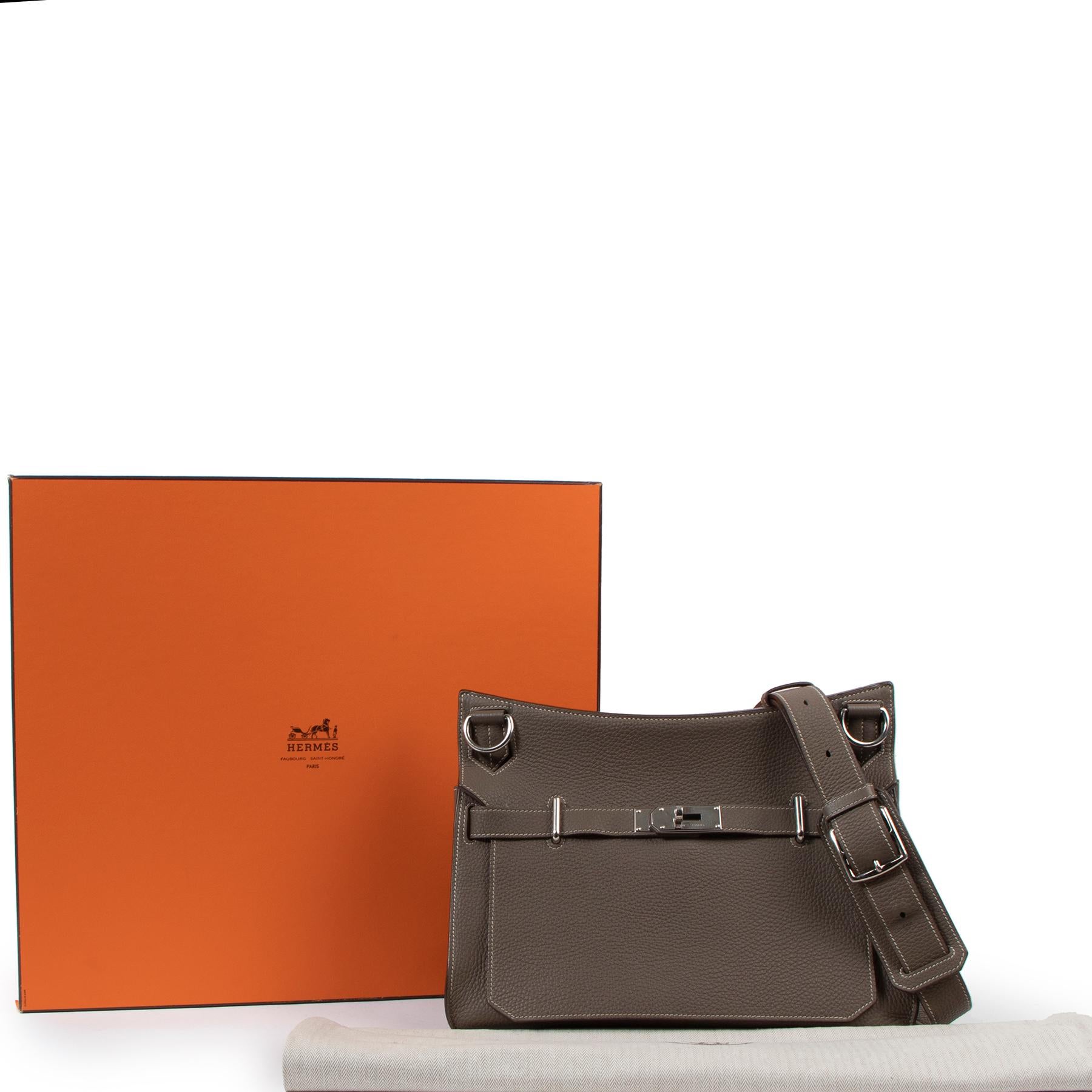 Hermès Jypsière 34 Etoupe Taurillon Clemence Palladium Hardware

The perfect balance between style and comfort, this Hermès Jypsière will make sure you have both! The softly pebbled Clemence leather in the versatile colour Etoupe makes for a
