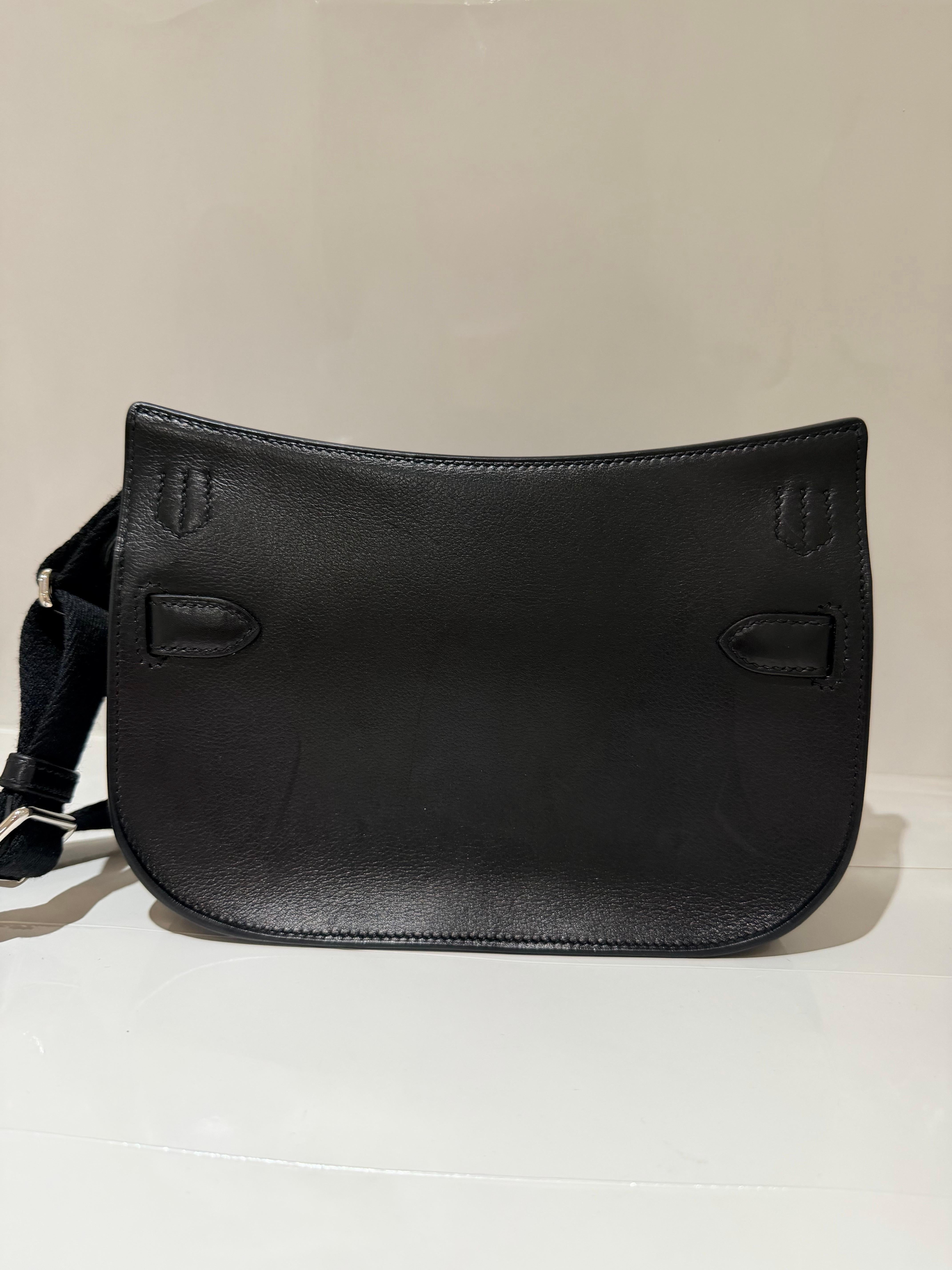 Mini borsa Hermes Jypsiere nera con finiture in palladio.

Borsa a tracolla in pelle di vitello Evergrain

- Chiusura con patta e hardware rotante
- Tracolla regolabile in tela di lana liscia
- Può essere indossata sulla spalla o lungo il