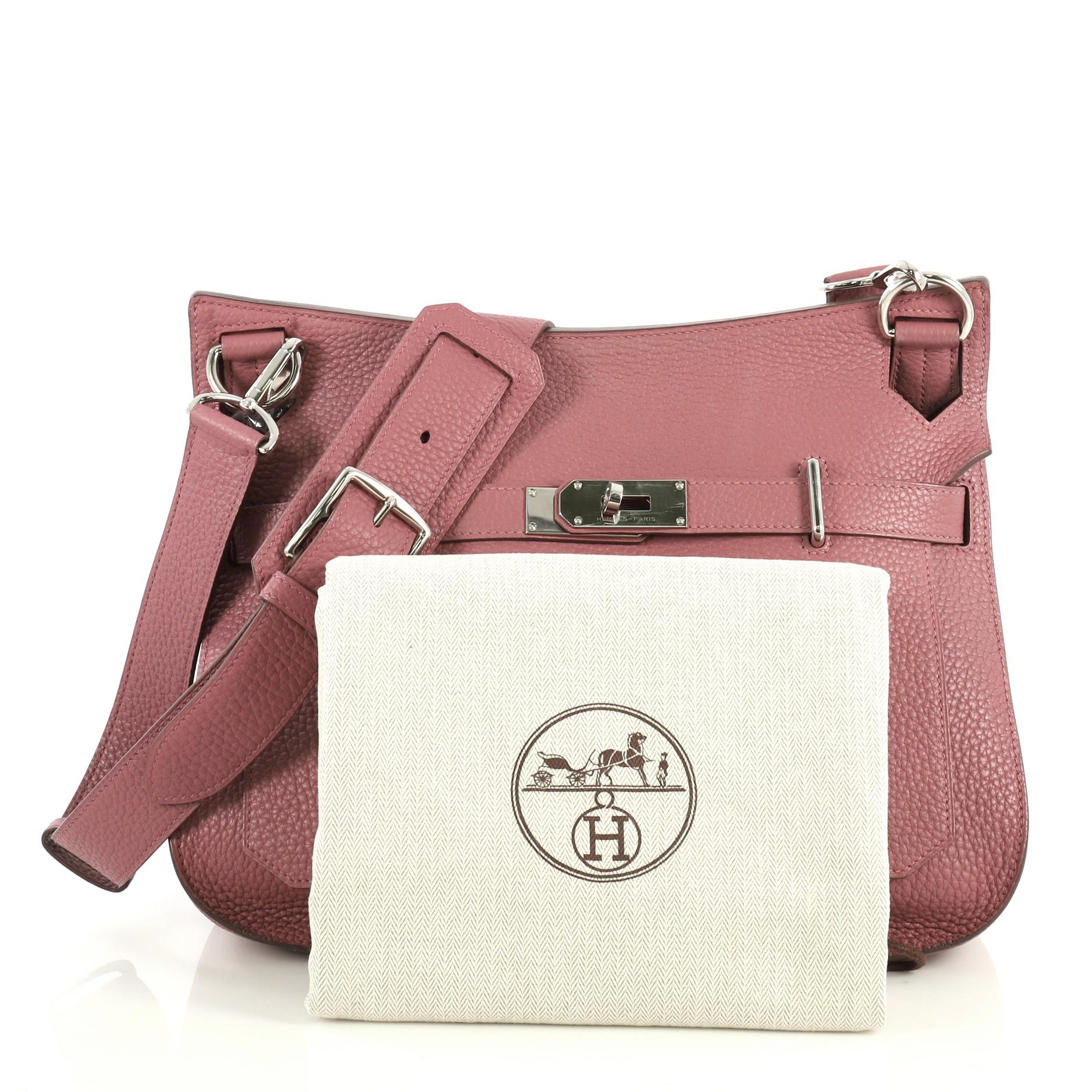 This Hermes Jypsiere Handbag Fjord 31, crafted from Bois de Rose pink Fjord leather, features an adjustable leather shoulder strap and palladium hardware. Its front flap with turn-lock clasp closure opens to a Bois de Rose pink Chevre leather