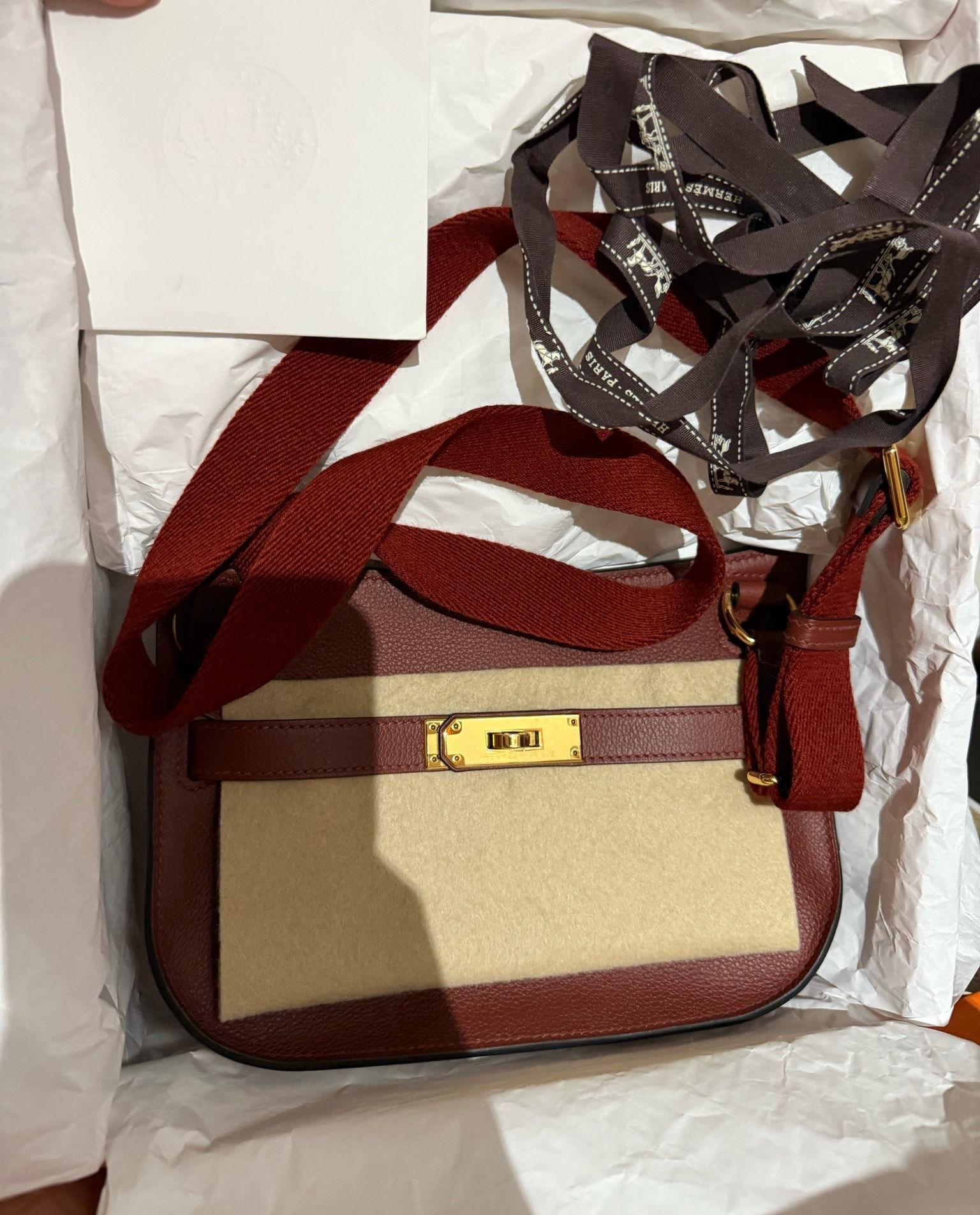 Hermès Jypsiere Mini Rouge H Evercolor Herrajes Dorados.  Sello W. Viene con todo y tiene pespuntes tonales, una sola solapa, dos tiras, cierre con llave y una correa de lana ajustable para el hombro.

El interior está forrado de piel de cordero