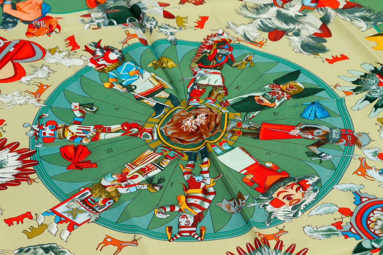 Sciarpa Hermès Kachinas disegnata da Kermit Oliver. Bordi arrotolati a mano. Condizioni eccellenti, colorazione da collezione. Etichetta di manutenzione allegata.