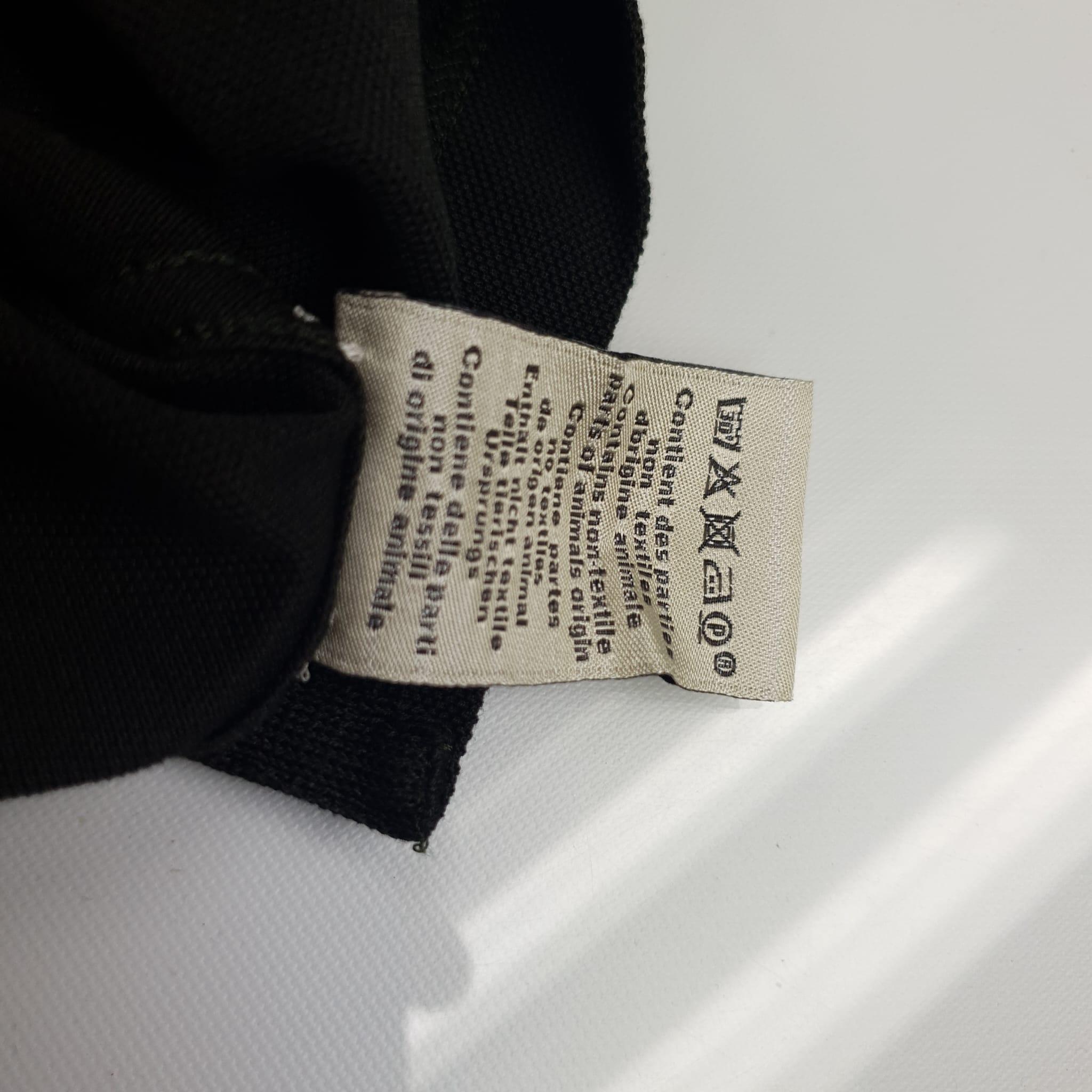Vorgetragen, nie benutzt mit Originalverpackung. Kurzärmeliges Poloshirt aus Baumwolle. 
Größe L. Farbe: Kaki