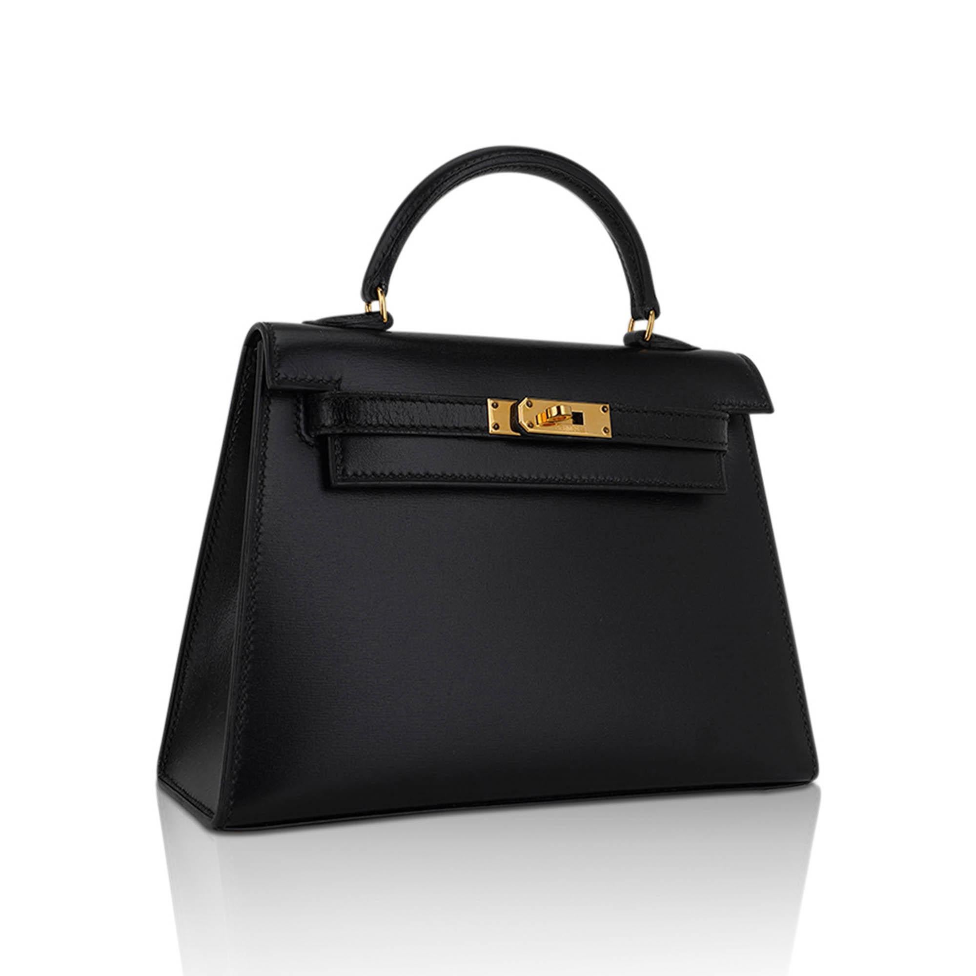 Mightychic ofrece un bolso Hermes Kelly 15 Micro Sellier Vintage de edición limitada en negro
Cuero Heritage Box acentuado con herrajes dorados.
Divino y encantador, este bolso es perfecto para una tarjeta de crédito, un pintalabios, dinero en