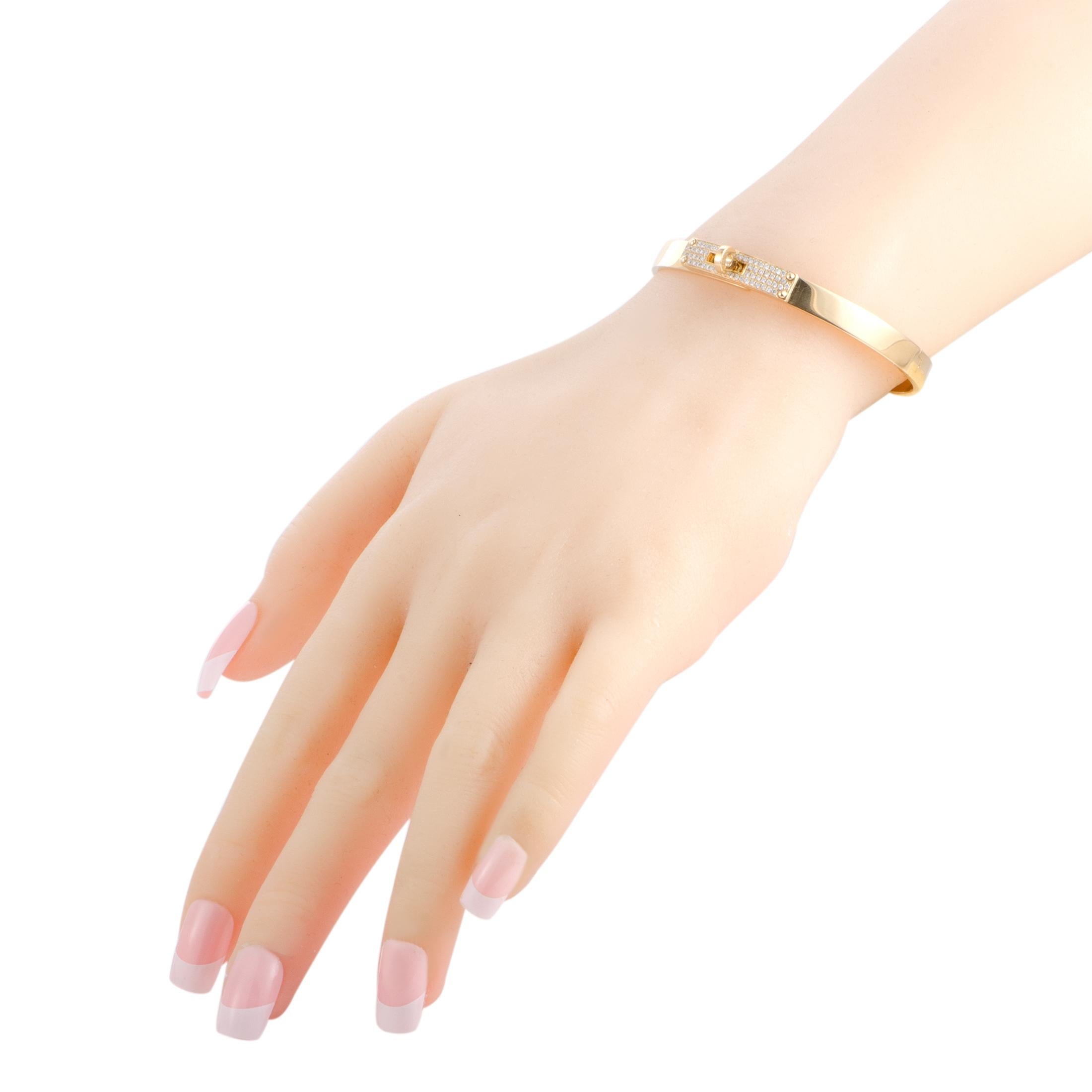 Beautifully combining the ever-prestigious gleam of gold with the effervescent allure of diamonds, this fascinating bracelet that is splendidly designed by Hermès offers an exceptionally elegant appearance. The bracelet is made of 18K yellow gold