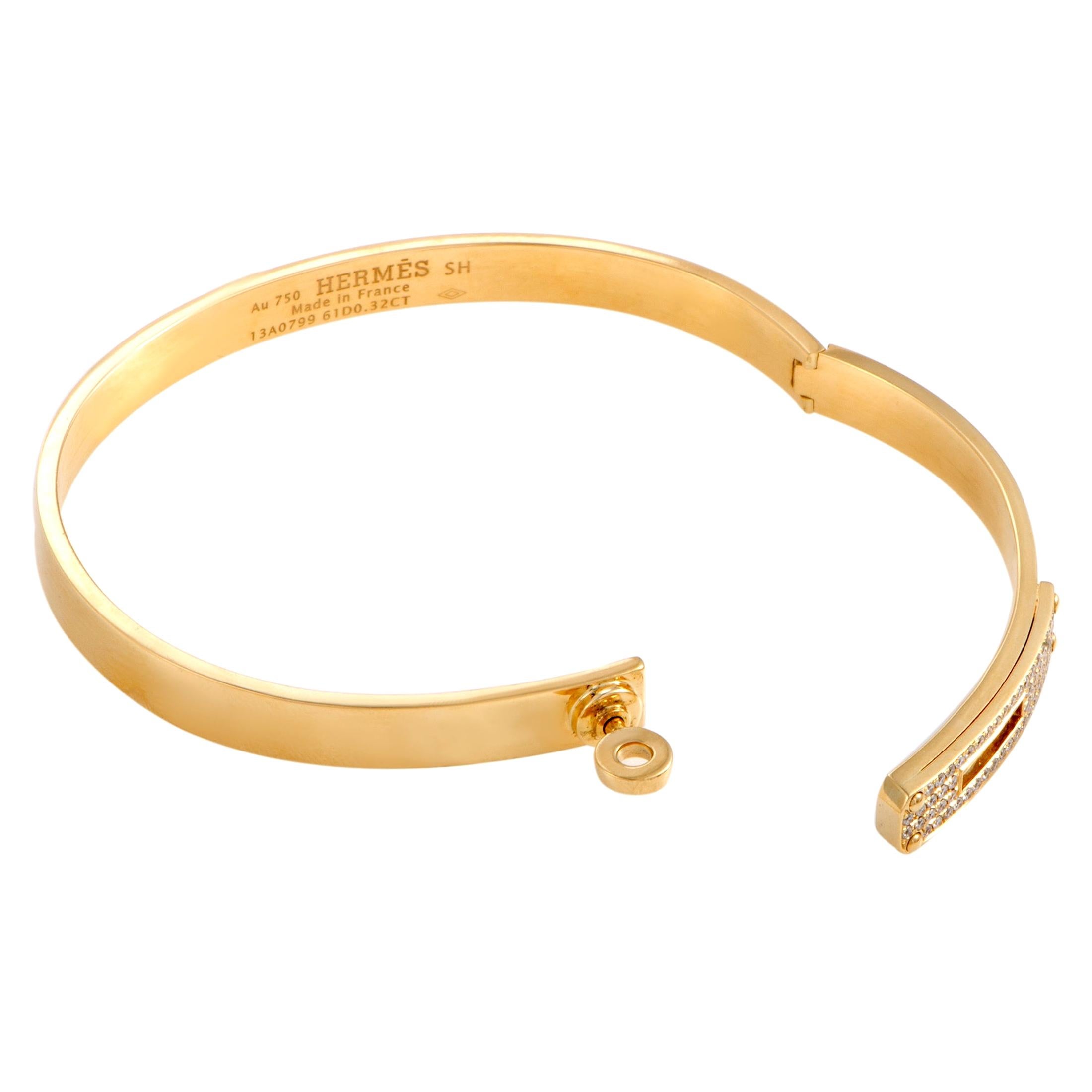 Beautifully combining the ever-prestigious gleam of gold with the effervescent allure of diamonds, this fascinating bracelet that is splendidly designed by Hermès offers an exceptionally elegant appearance. The bracelet is made of 18K yellow gold