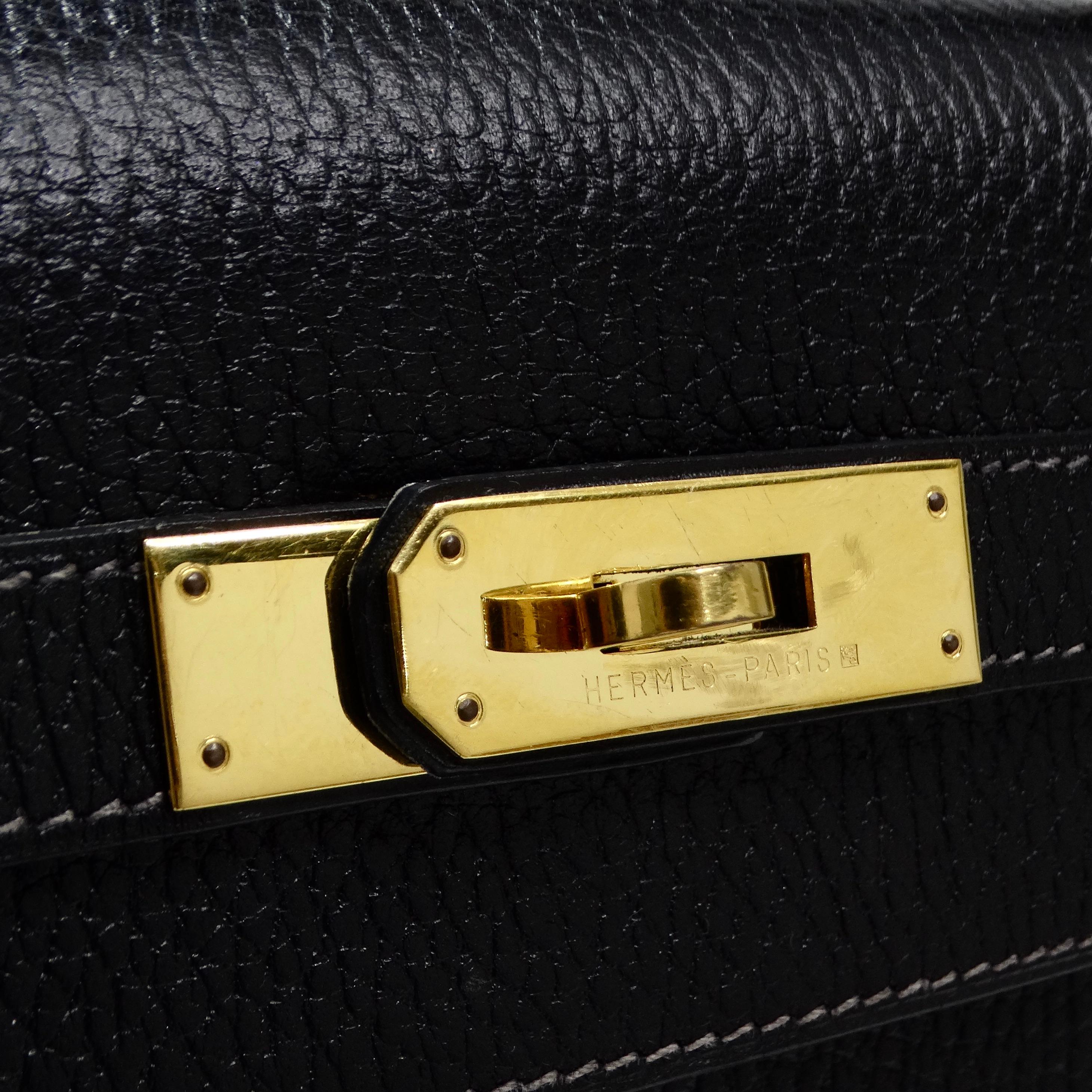 L'élégance intemporelle du sac à main Hermes Kelly 1993 en cuir noir des Ardennes 32 cm. Confectionné dans un luxueux cuir des Ardennes noir classique et orné d'une quincaillerie dorée exquise, ce sac à main emblématique est un joyau vintage qui