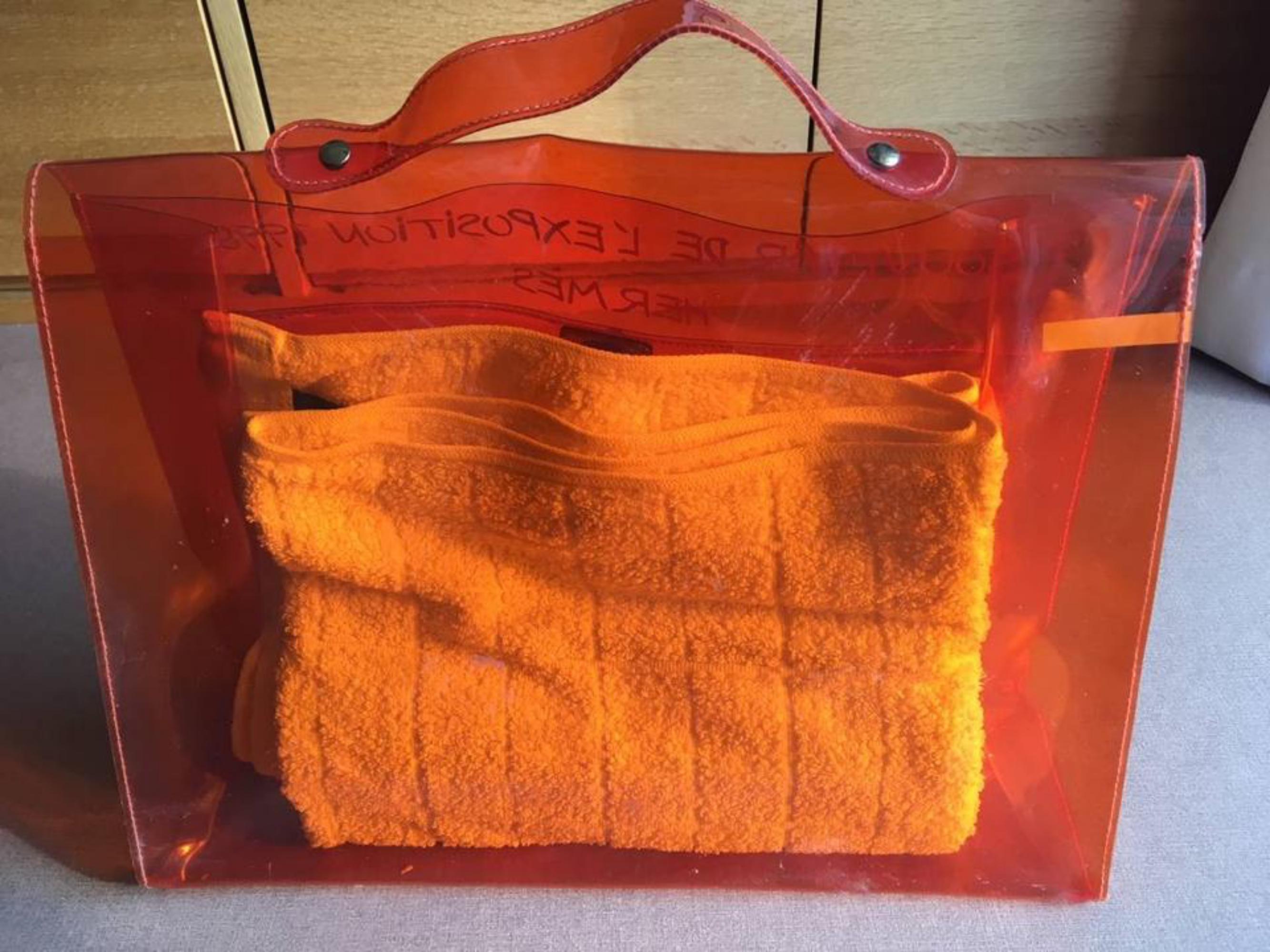 Hermès Kelly 1998 Souvenir D'exposition Clear 230222 Orange Vinyl Messenger Bag In Good Condition For Sale In Forest Hills, NY