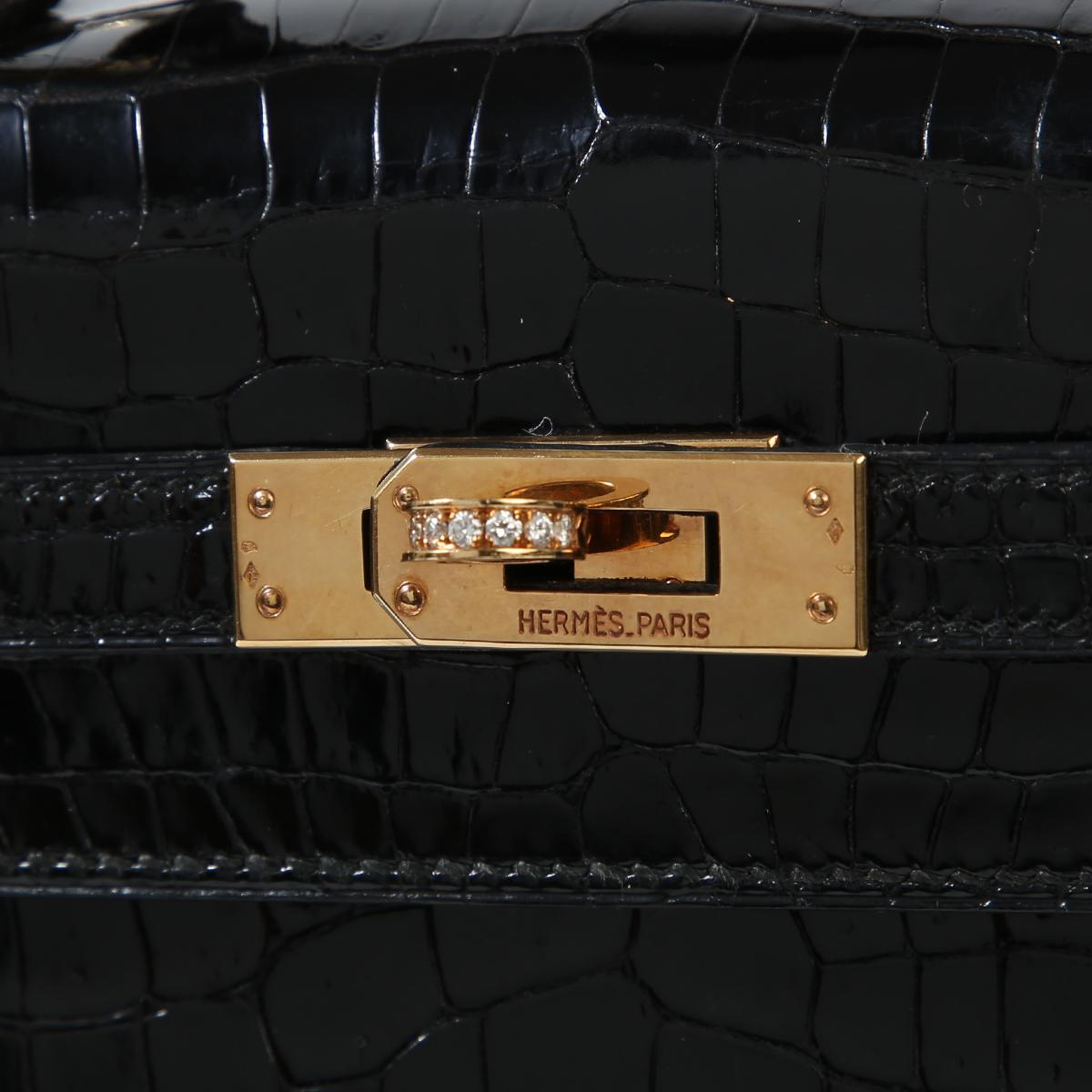 Pre-Owned Vintage Condition
From 1997 Collection
Shiny Crocodile
Diamond
Gold Tone Hardware
Strap Drop 15