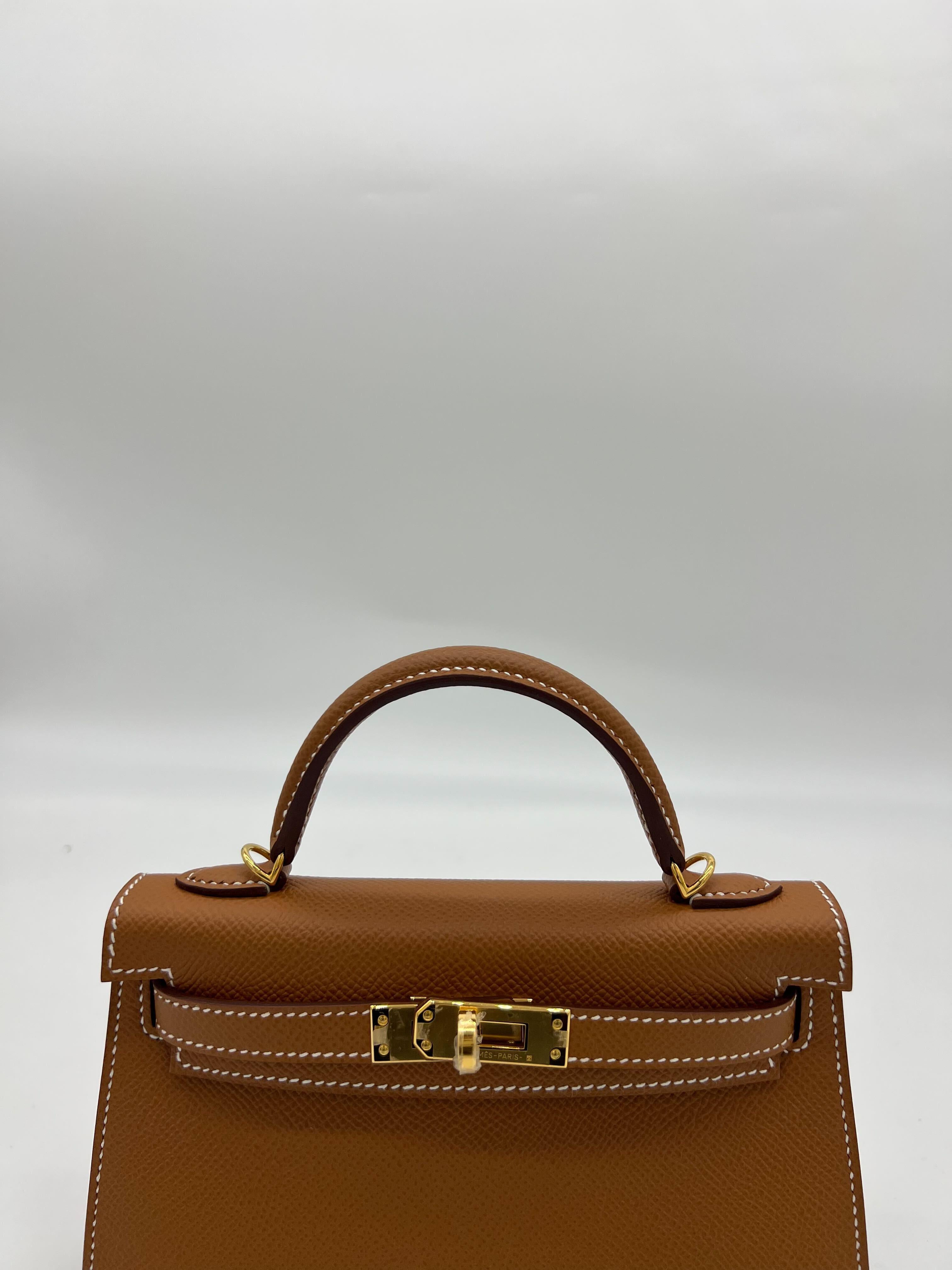 Hermes Kelly 20 Gold Epsom Gold Hardware In New Condition For Sale In New York, NY