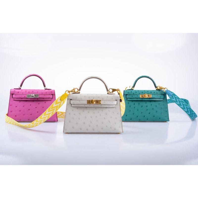 Hermès Kelly 20 Mini II Sellier Gris Perla Avestruz con Herrajes Dorados en venta 4