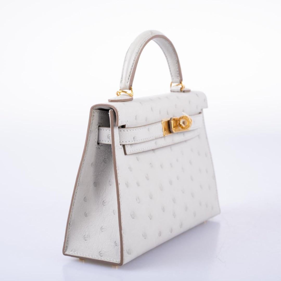 Hermès Kelly 20 Mini II Sellier Gris Perla Avestruz con Herrajes Dorados

El Mini Kelly II es un bolso juguetón, pero sofisticado, que se ha convertido rápidamente en imprescindible para las personas a la moda. Su diminuto tamaño y sus delicados