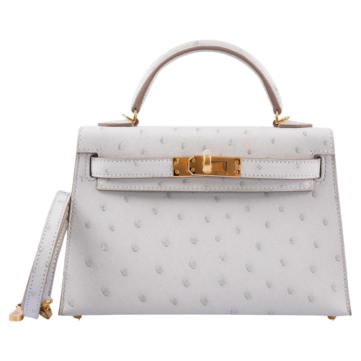 Hermès Kelly 20 Mini II Sellier Gris Perla Avestruz con Herrajes Dorados en venta