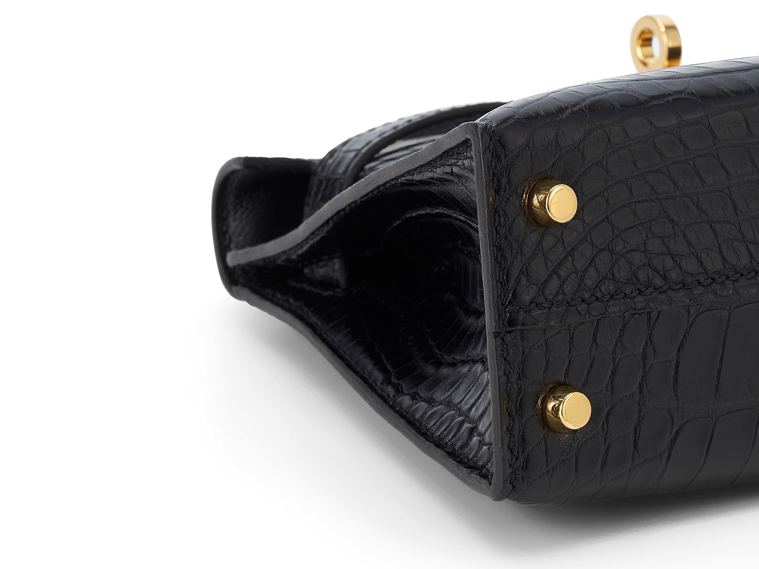 Women's or Men's Hermès Kelly 20 Mini Noir/Black Alligator Matte Gold Hardware For Sale