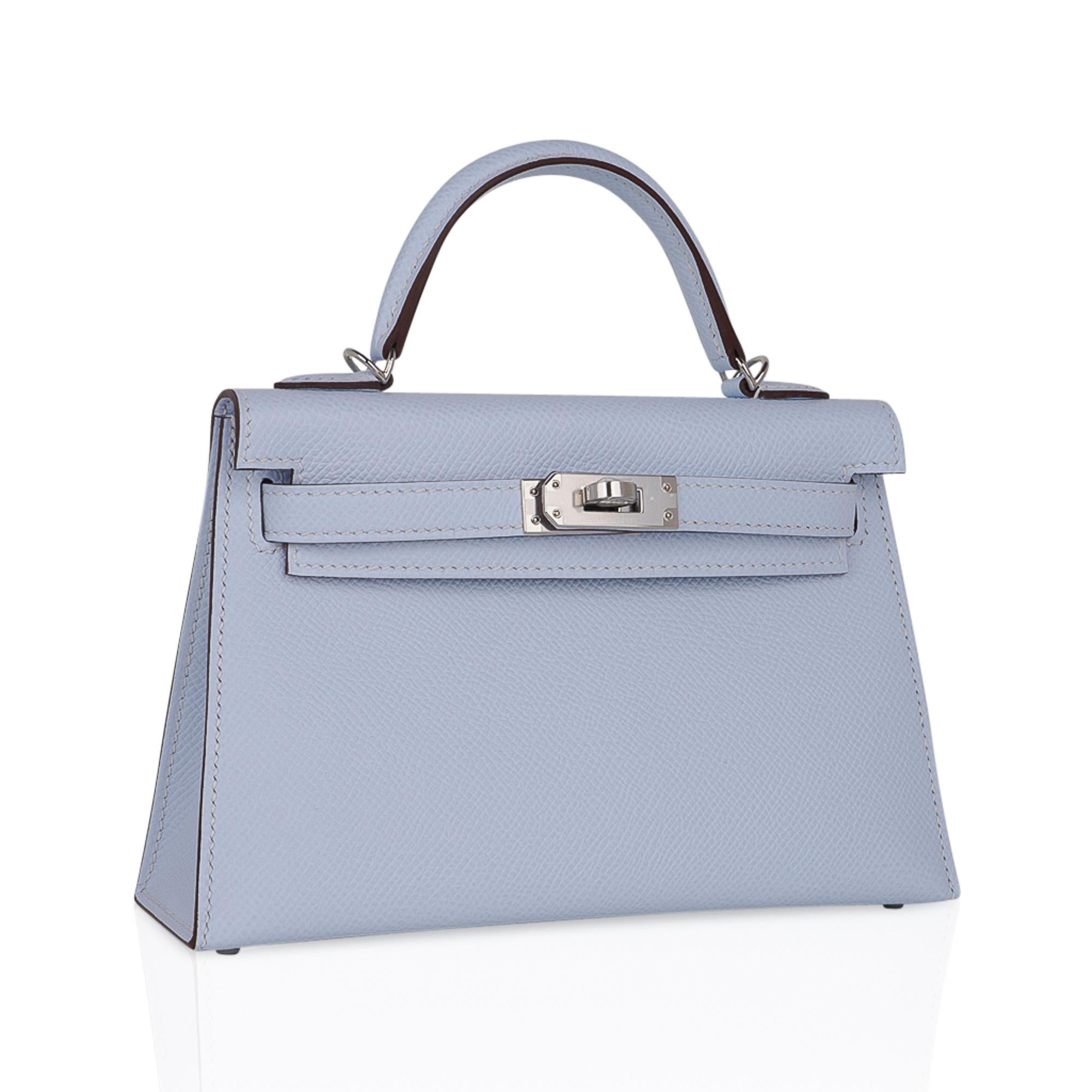 Mightychic offers an Hermes Kelly 20 Mini Sellier bag featured in exquisite Blue Brume.
Espom leather accentuated with Palladium hardware.
Hermes Bleu Brume is a soft, light blue which is gorgeous for year round wear, and completely neutral.
Comes