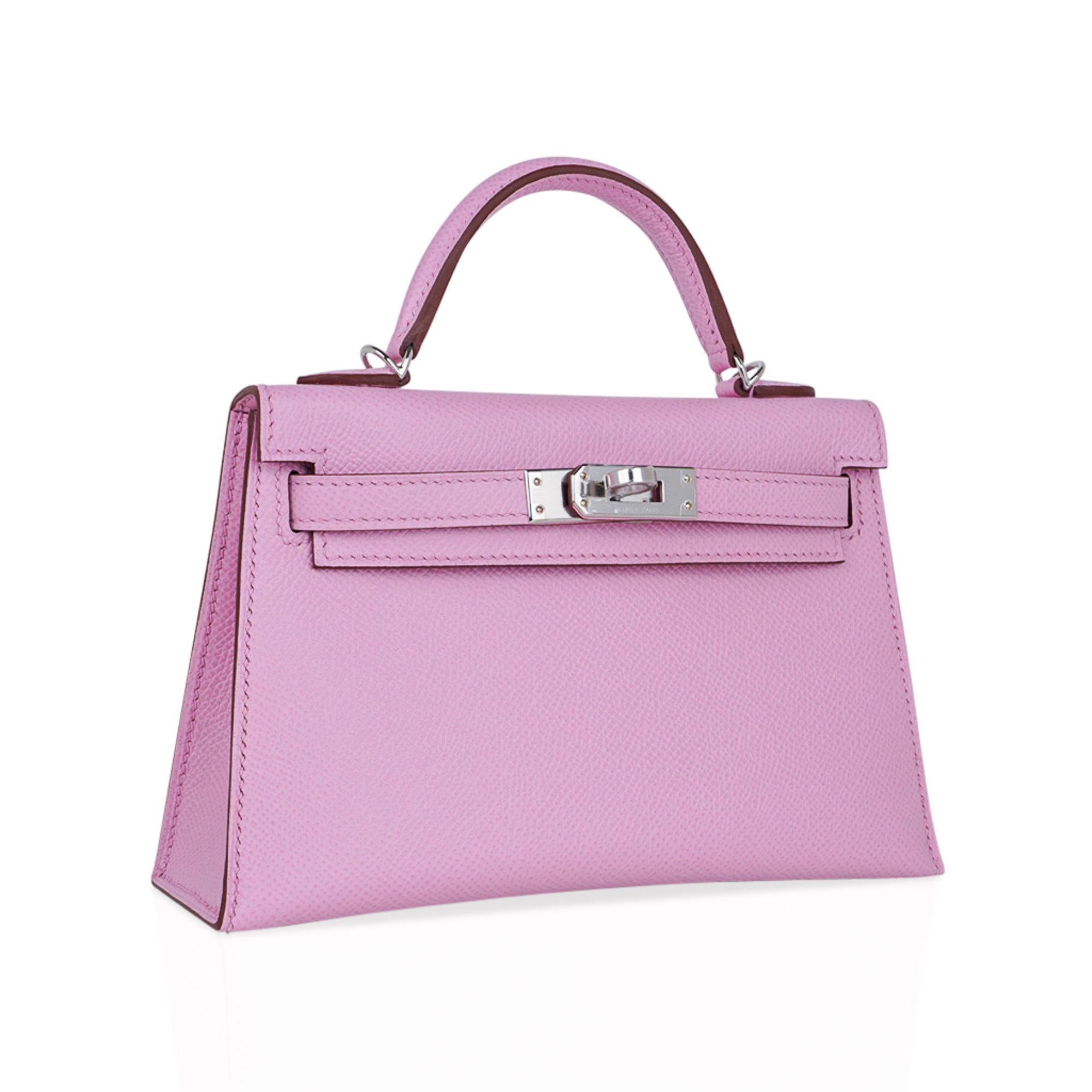 Mightychic offers an Hermes Kelly 20 Mini Sellier bag in gorgeous soft Mauve Sylvestre. 
Epsom leather with Palladium hardware.
Carry by hand, shoulder or cross body.
Divine size for day to evening.
Comes with shoulder strap, signature Hermes orange