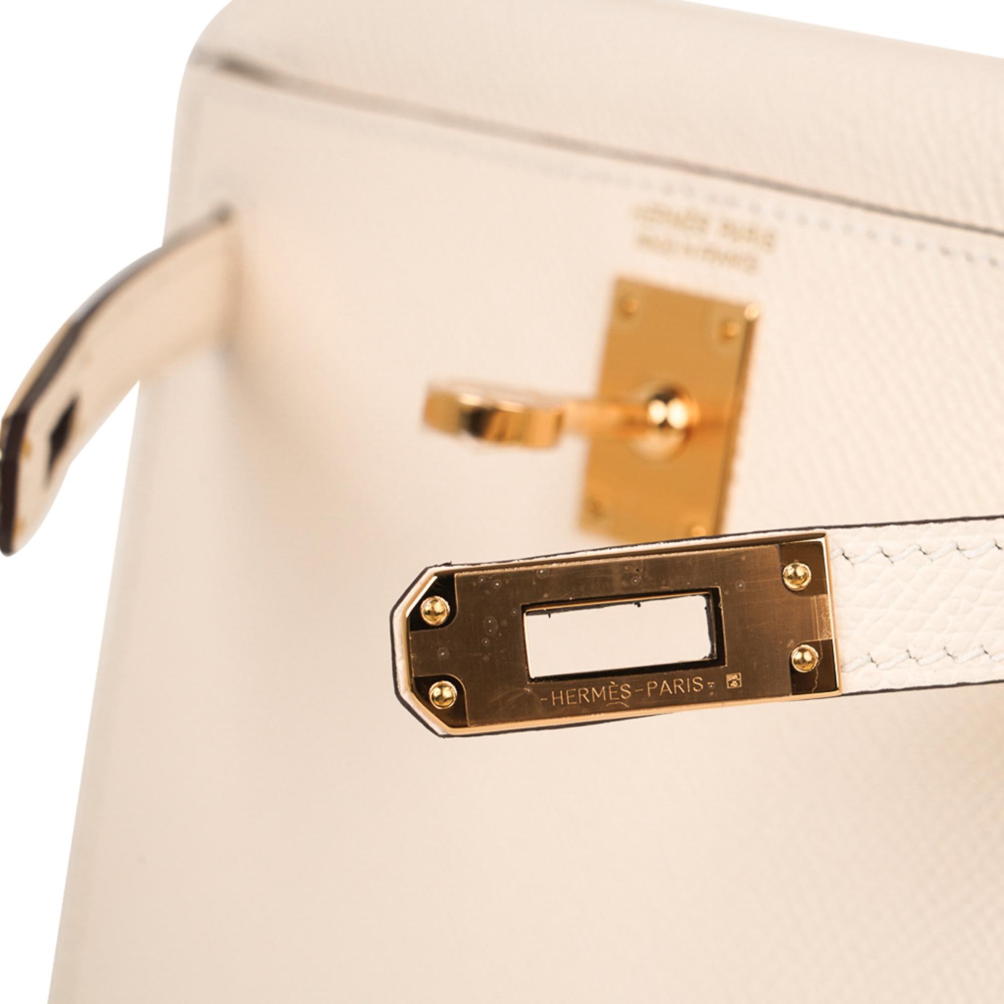 Mightychic offre une garantie d'authenticité du sac Hermes Kelly 20 Sellier Mini. 
Cuir Nata Epsom neutre avec matériel doré. 
À porter à la main:: à l'épaule ou en bandoulière. 
Une taille divine pour la journée et la soirée. 
Livré avec une boîte