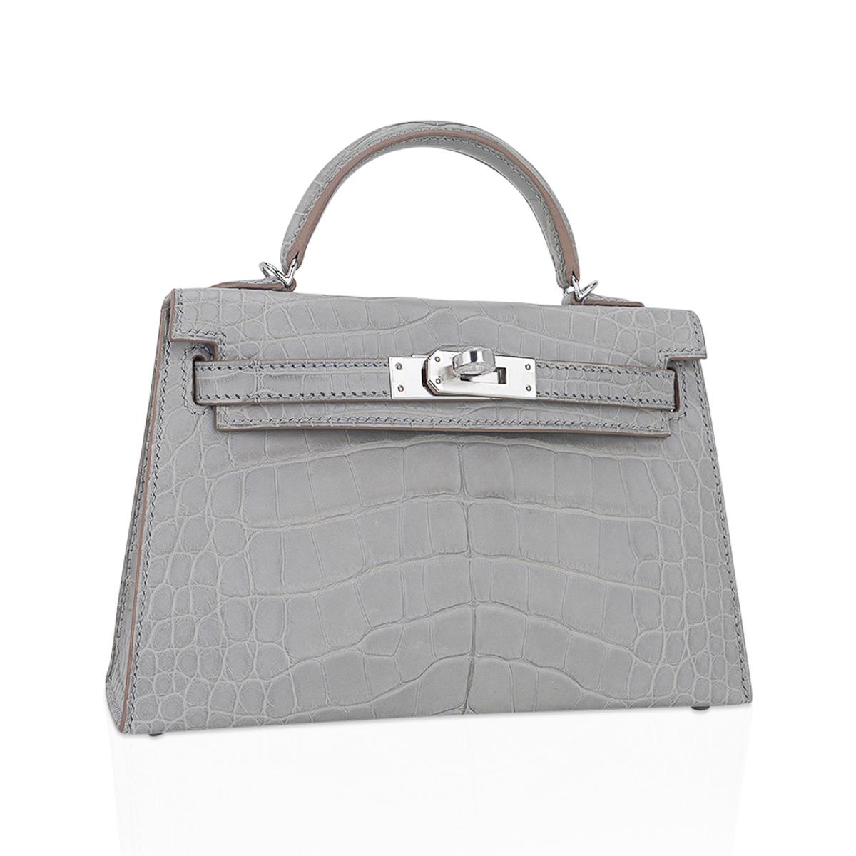 Mightychic offers a Limited Edition Hermes Kelly 20 Sellier bag featured in Matte Gris Perle alligator.
Crisp with palladium hardware.
Timeless and highly coveted this exquisite pearl gray mini Hermes Kelly bag is a collectors treasure.
The Kelly 20
