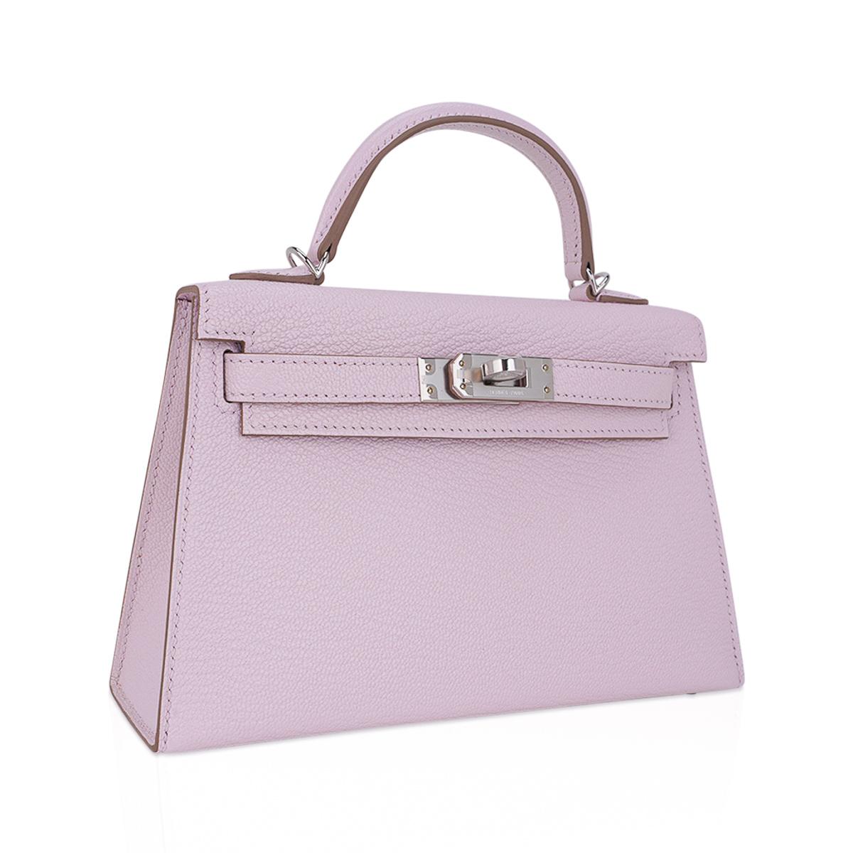 Mightychic offers an Hermes Kelly 20 Mini Sellier bag featured in Mauve Pale.
This exquisite hint of colour is neutral and perfect for year round wear.
Chevre leather has a natural exotic grain, and saturates colour to it bring out its glory.
Crisp