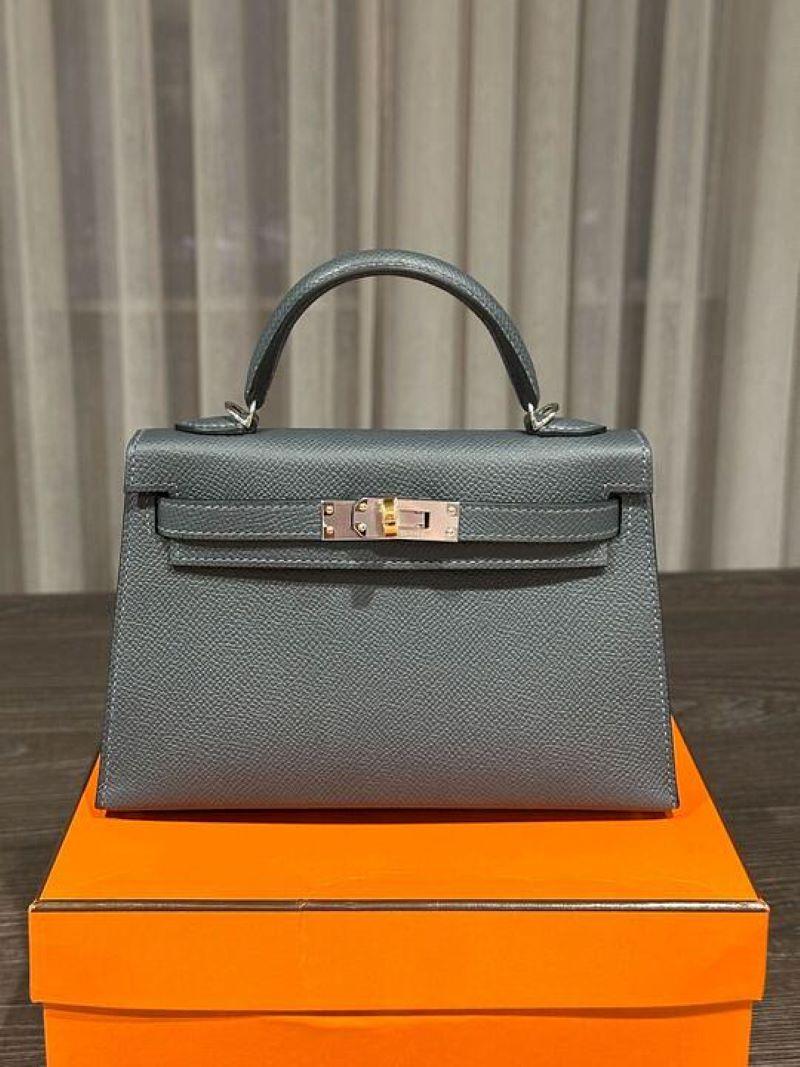 Jewell Aficionado vous propose un modèle Hermès Gris Misty Mini Kelly 20 Sellier en cuir Eleg qui est un rare mélange d'élégance douce et de modernité. Fini avec des ferrures en électrum, ce meuble intemporel exsude la sophistication dans un gris