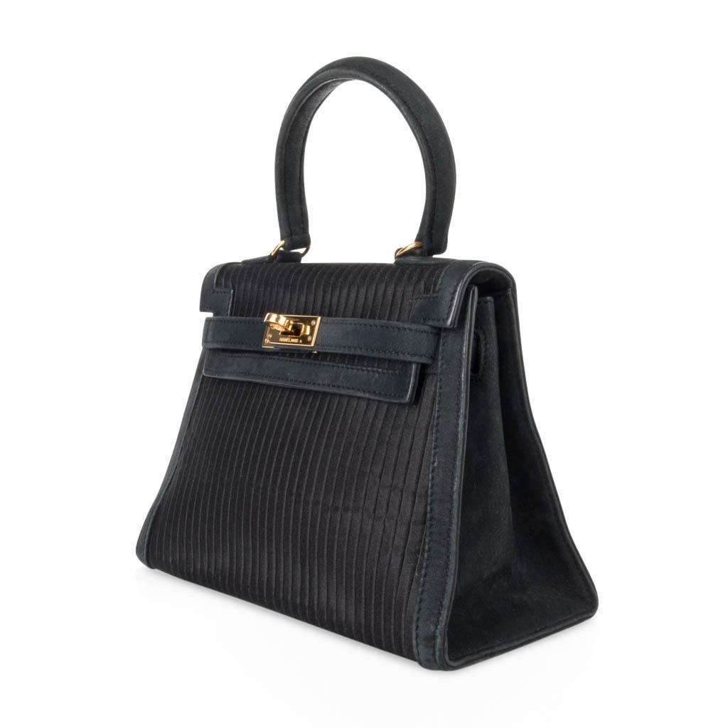 Hermes Kelly 20 Vintage Black Pleated Silk Suede Trim Gold Hardware In Good Condition In Miami, FL