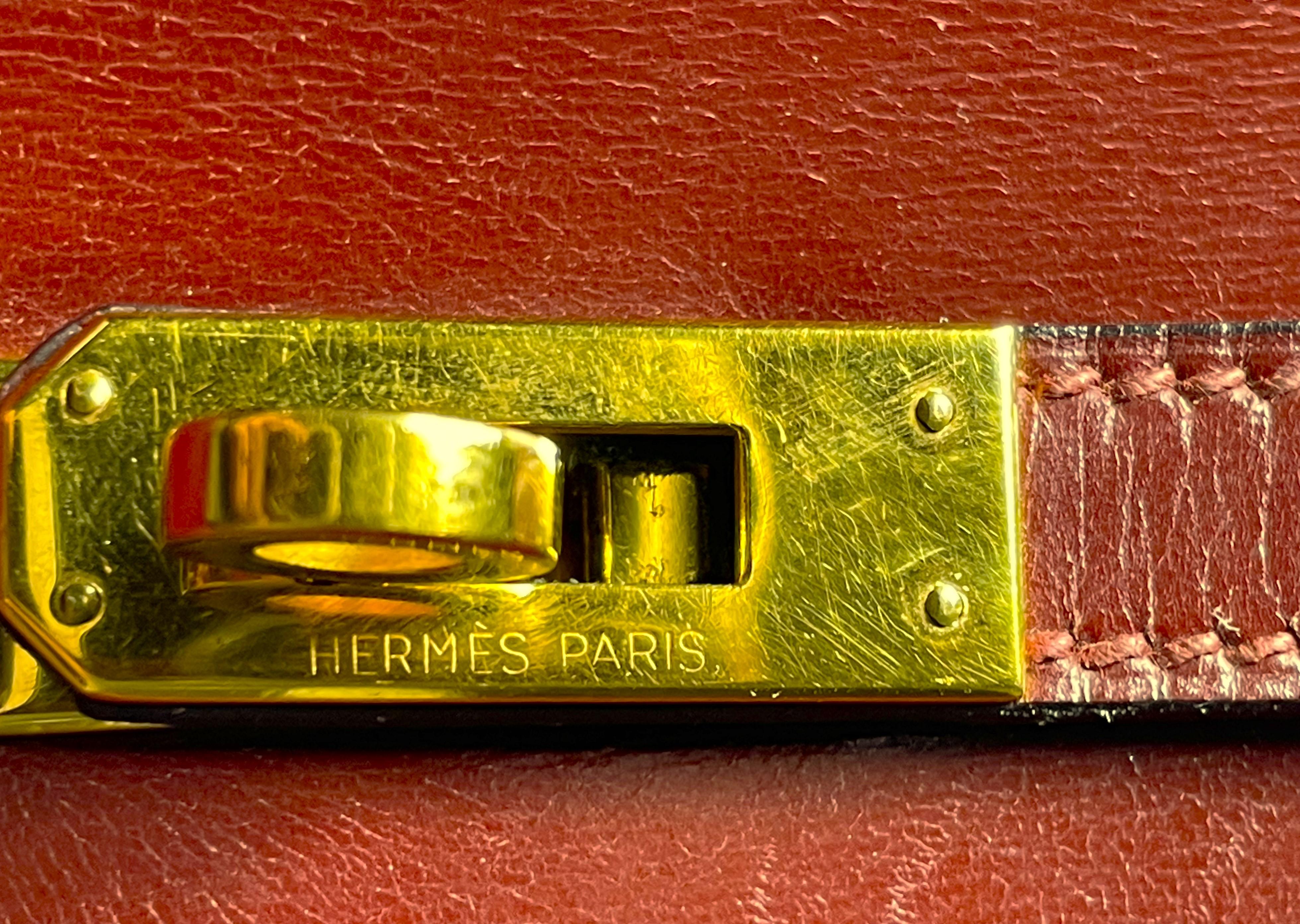 HERMÉS KELLY 20cm  bordeauxfarbenes Kalbsleder, goldene Beschläge, kleine Umhängetasche  im Angebot 6