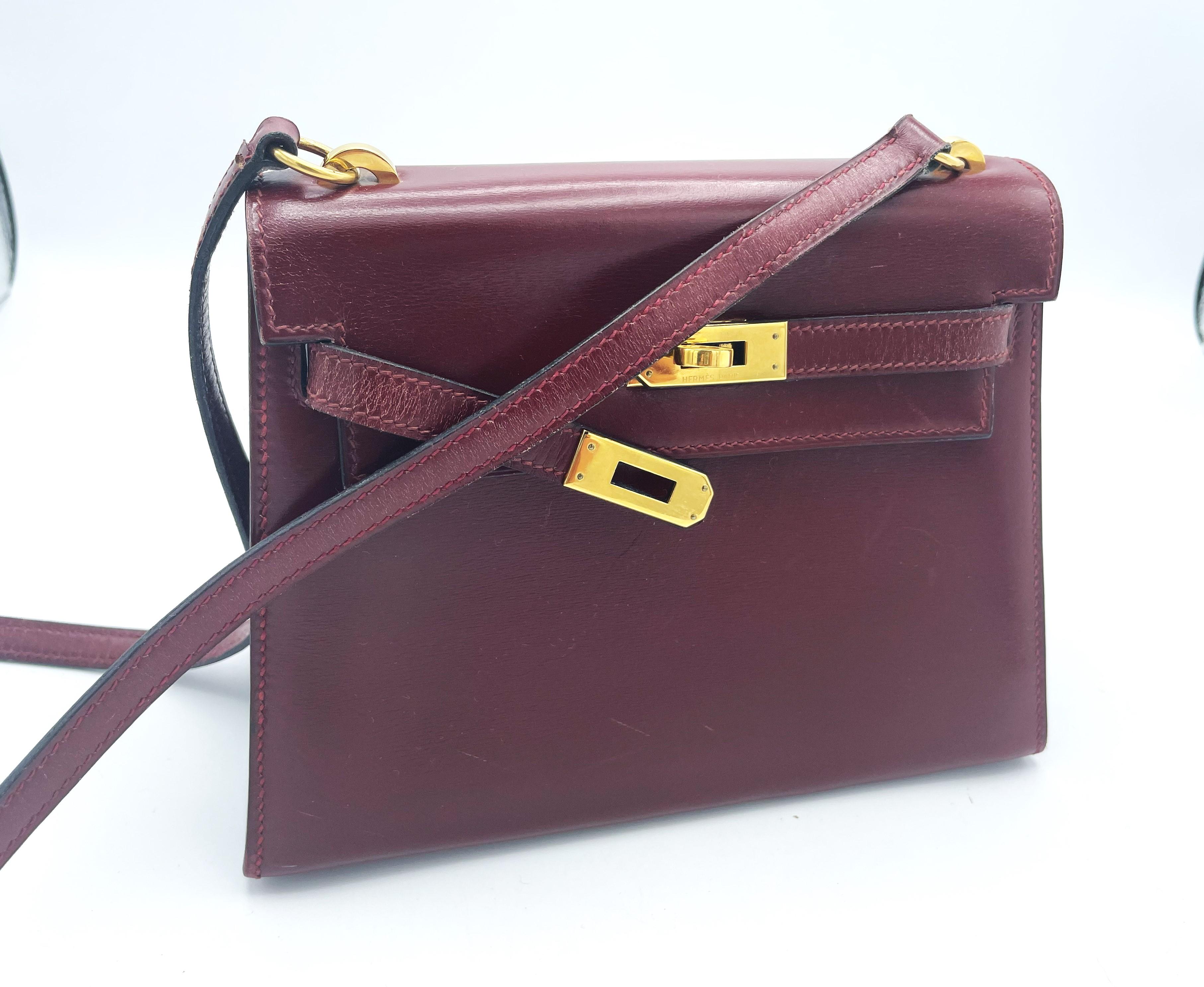 HERMÉS KELLY 20cm  bordeaux Calfskin Leather, gold hardware, small shoulder bag For Sale 5