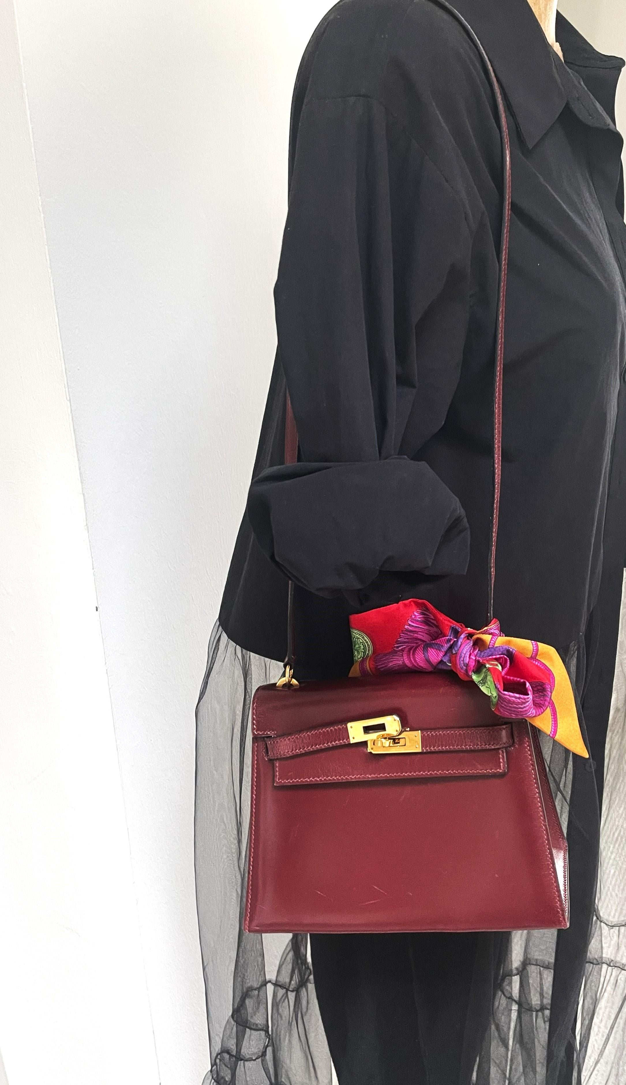 HERMÉS KELLY 20cm  bordeaux Calfskin Leather, gold hardware, small shoulder bag For Sale 6