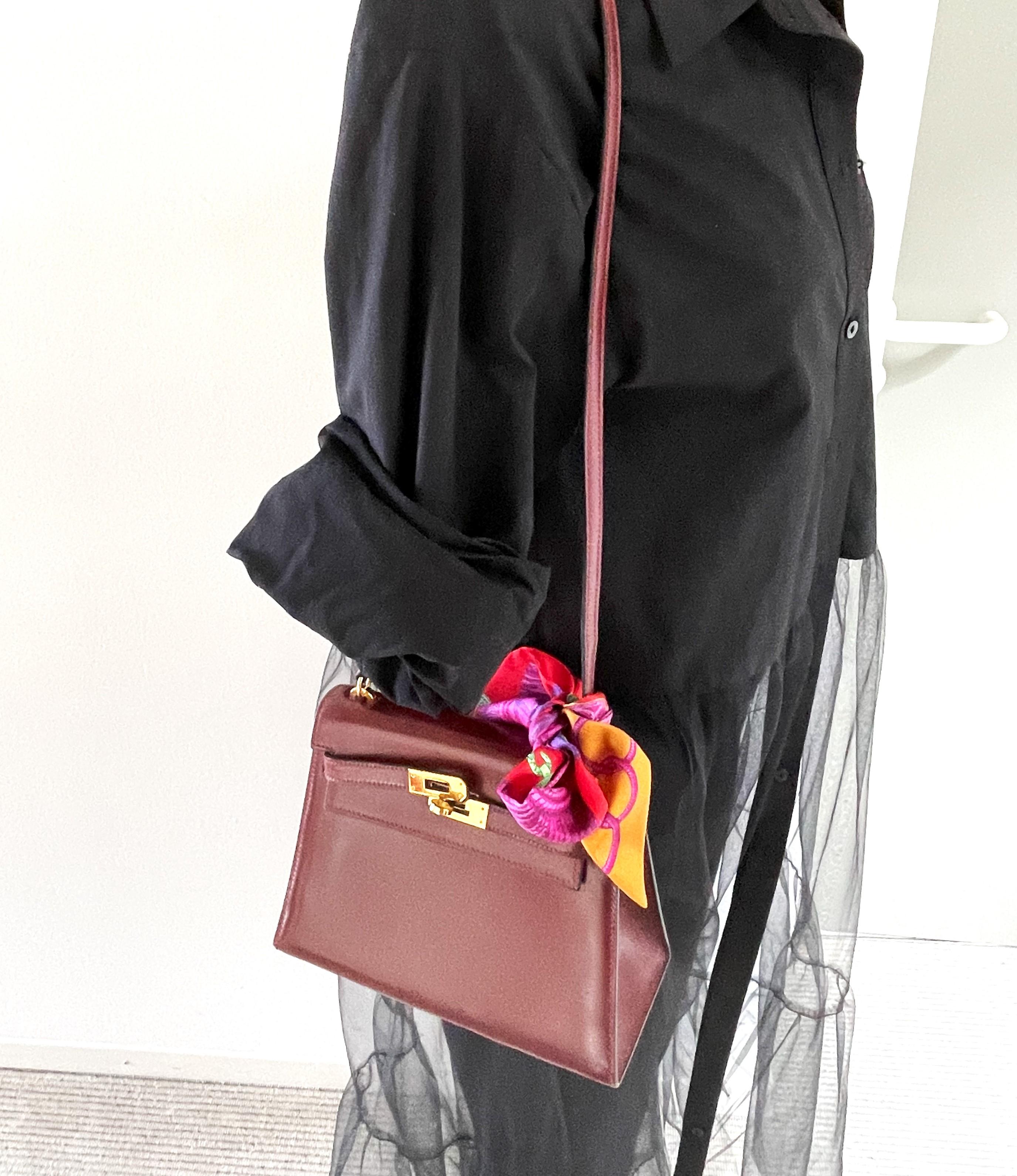 HERMÉS KELLY 20cm  bordeaux Calfskin Leather, gold hardware, small shoulder bag For Sale 7