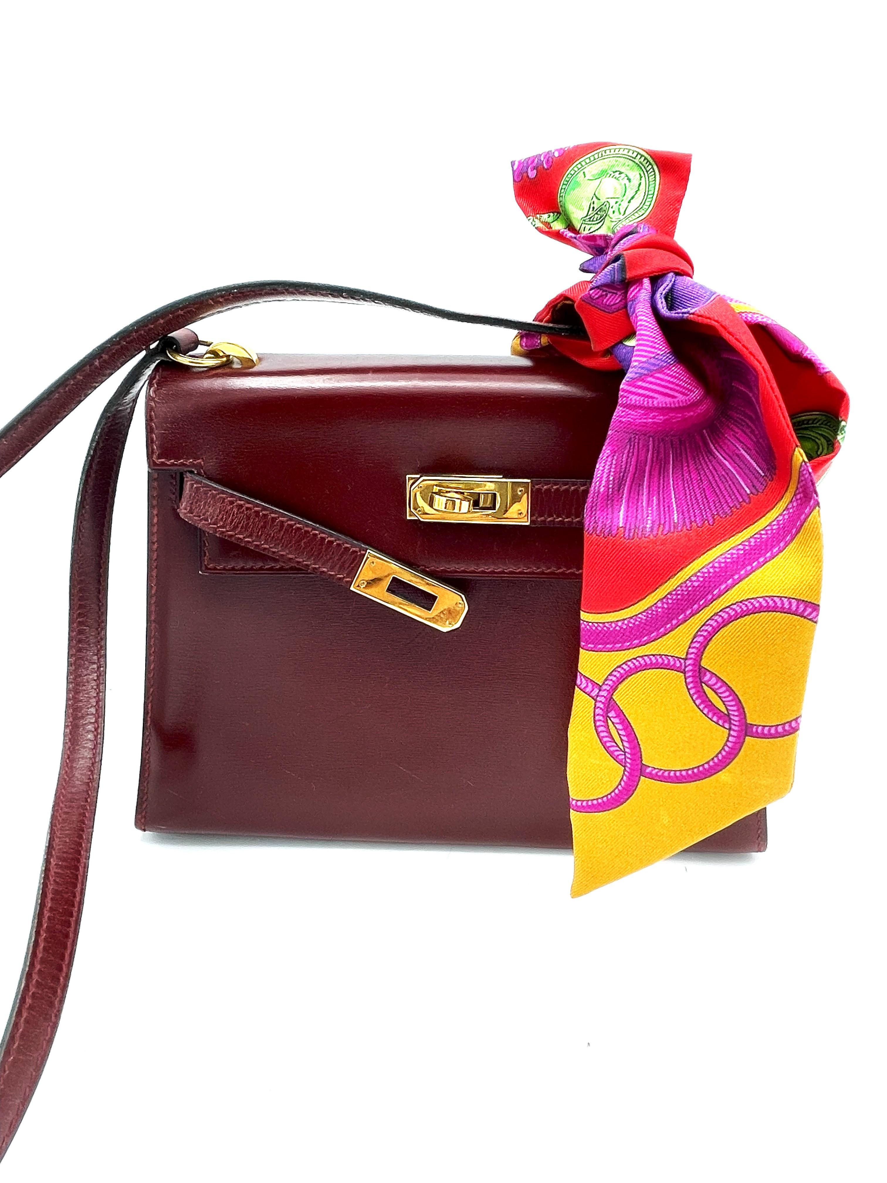 HERMÉS KELLY 20cm  bordeaux Calfskin Leather, gold hardware, small shoulder bag For Sale 8