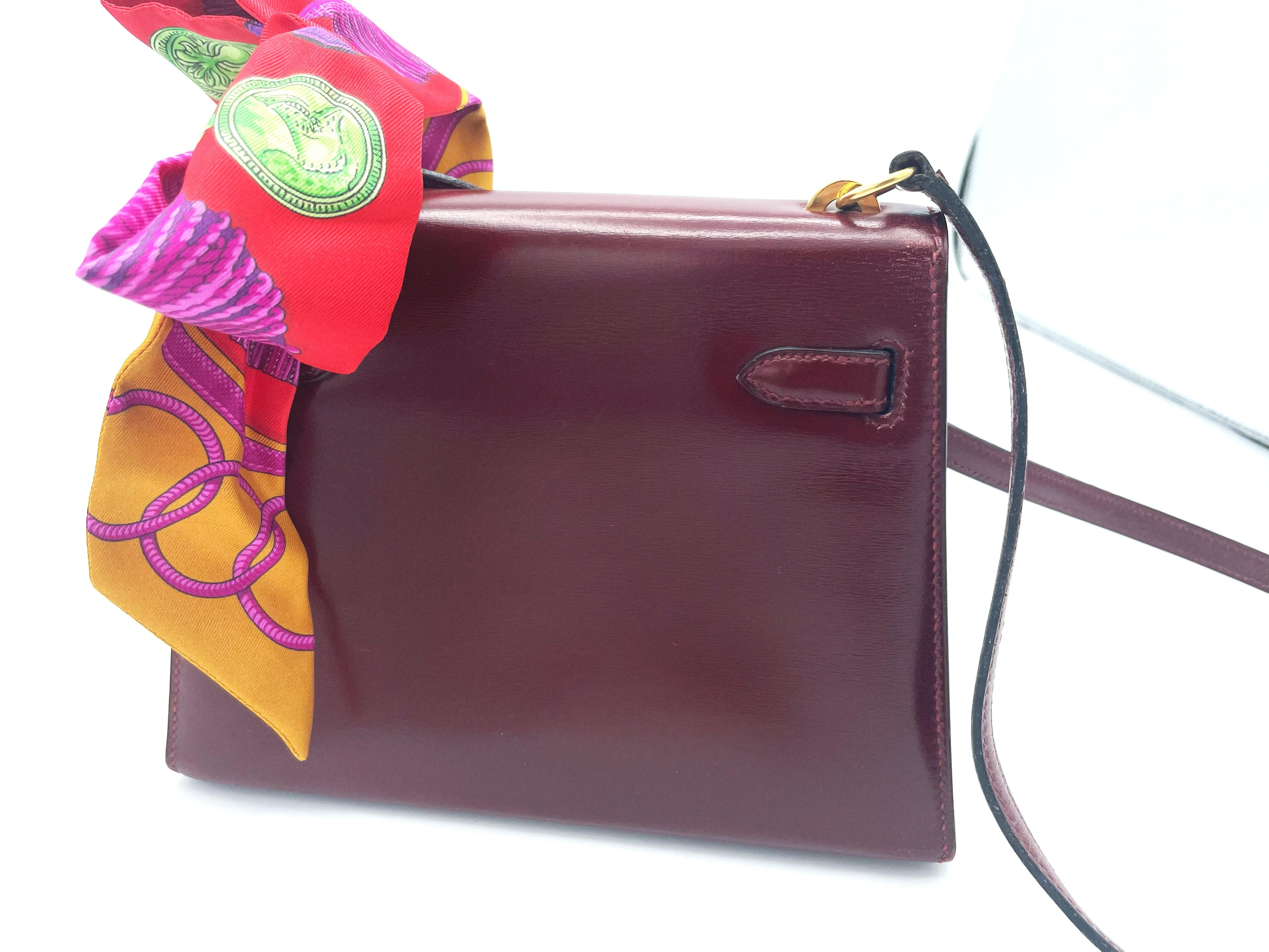 HERMÉS KELLY 20cm  bordeaux Calfskin Leather, gold hardware, small shoulder bag For Sale 9