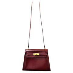 HERMÉS KELLY 20 cm pelle di vitello bordeaux, finiture dorate, borsa a tracolla piccola