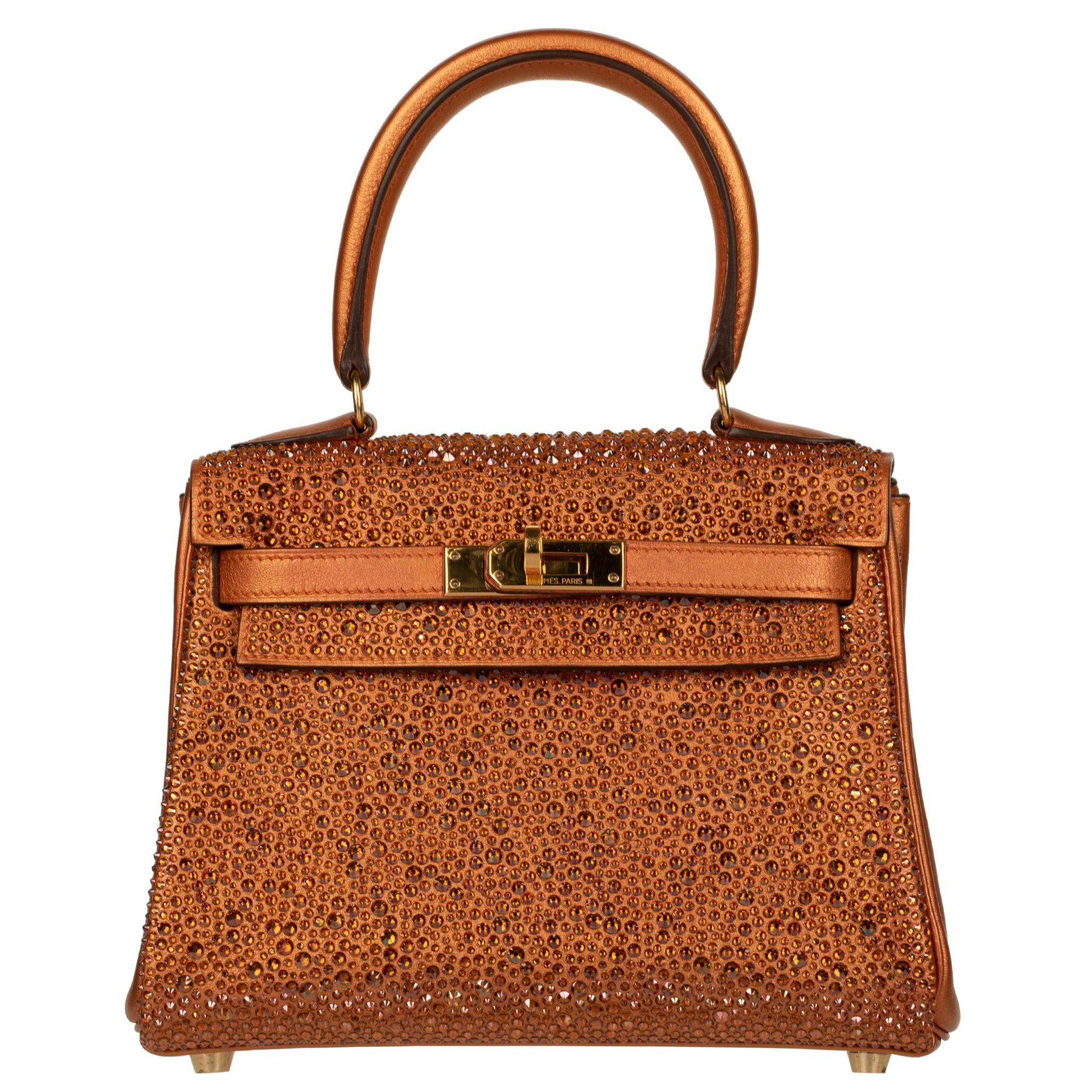 1stdibs Exclusives From Three Over Six

Brand: Hermès
Style: Kelly Retourne
Color: Metallic Copper
Leather: Gulliver
Hardware: Gold
Stamp: 1997 A

Condition: Vintage Excellent: This item is vintage with aftermarket customisation. Hardware is